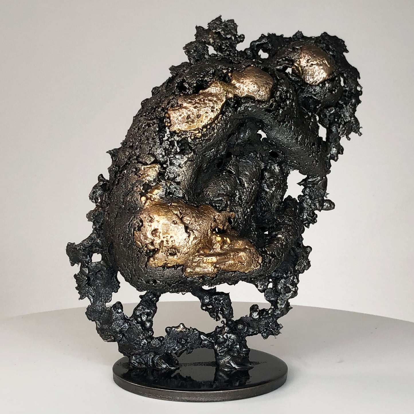 Cette sculpture unique de Philippe Buil représente un corps d’homme en méditation, réalisé en dentelle de métal mêlant acier et bronze. 