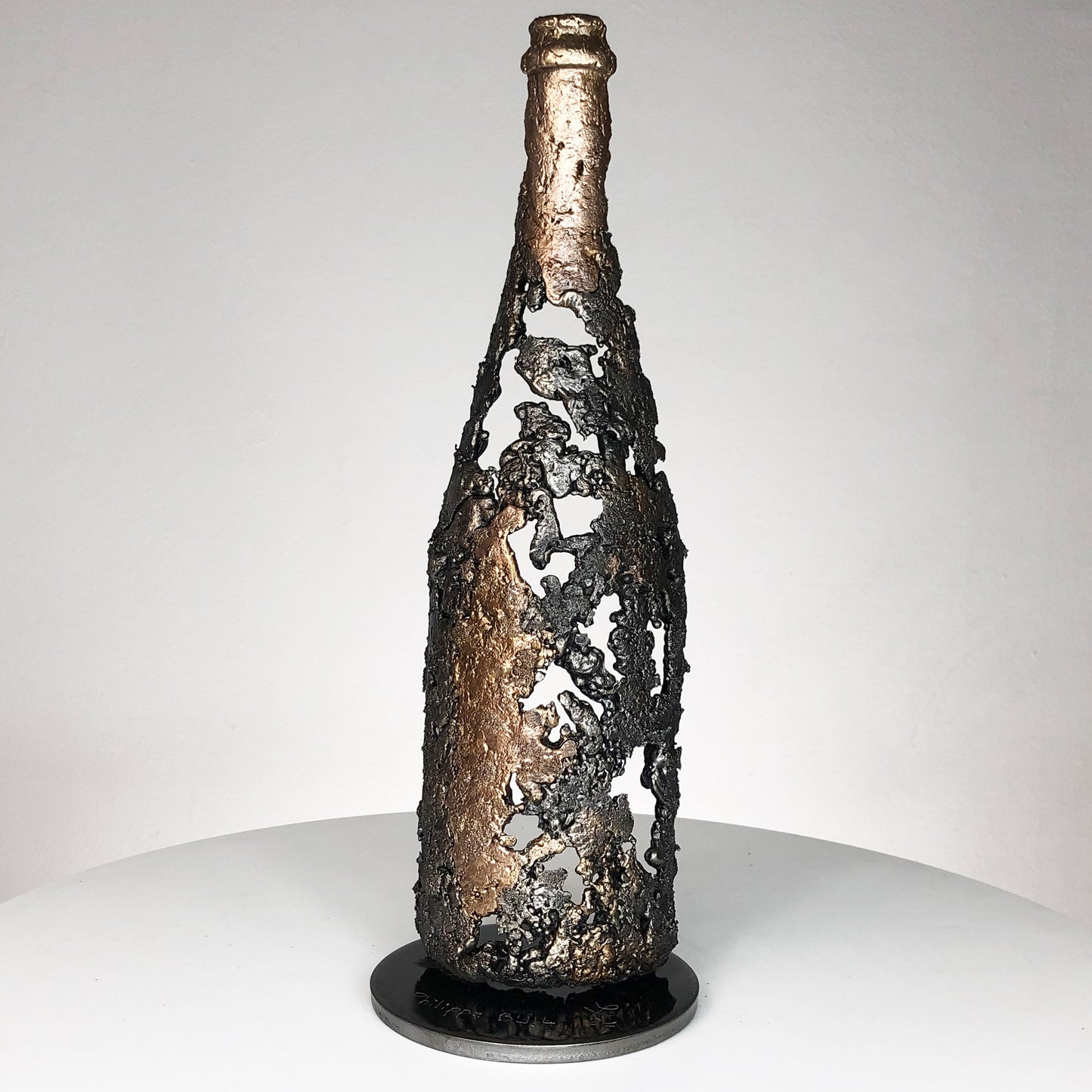 Cette sculpture de bouteille de champagne en dentelle de métal de Philippe Buil est une incarnation de l'esprit festif, du luxe et de l'élégance intemporelle.