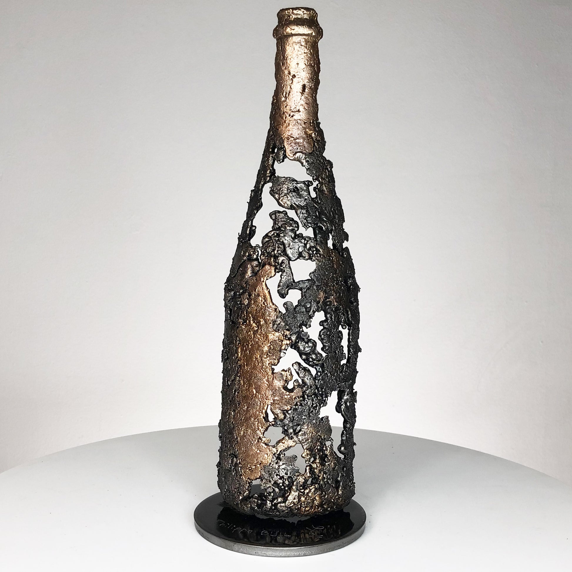 Cette sculpture de bouteille de champagne en dentelle de métal de Philippe Buil est une incarnation de l'esprit festif, du luxe et de l'élégance intemporelle.