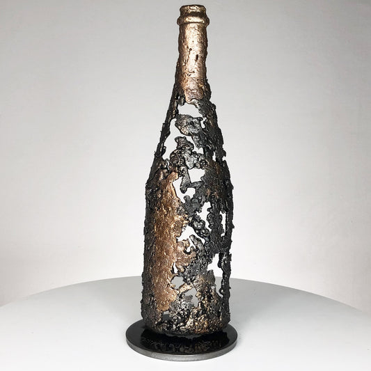 Cette sculpture de bouteille de champagne en dentelle de métal de Philippe Buil est une incarnation de l'esprit festif, du luxe et de l'élégance intemporelle.
