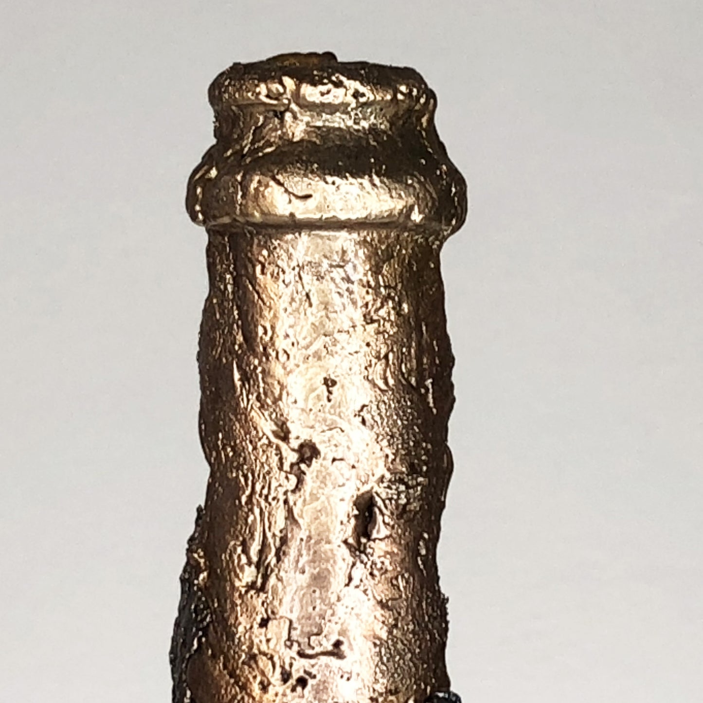Cette sculpture de bouteille de champagne en dentelle de métal de Philippe Buil est une incarnation de l'esprit festif, du luxe et de l'élégance intemporelle.
