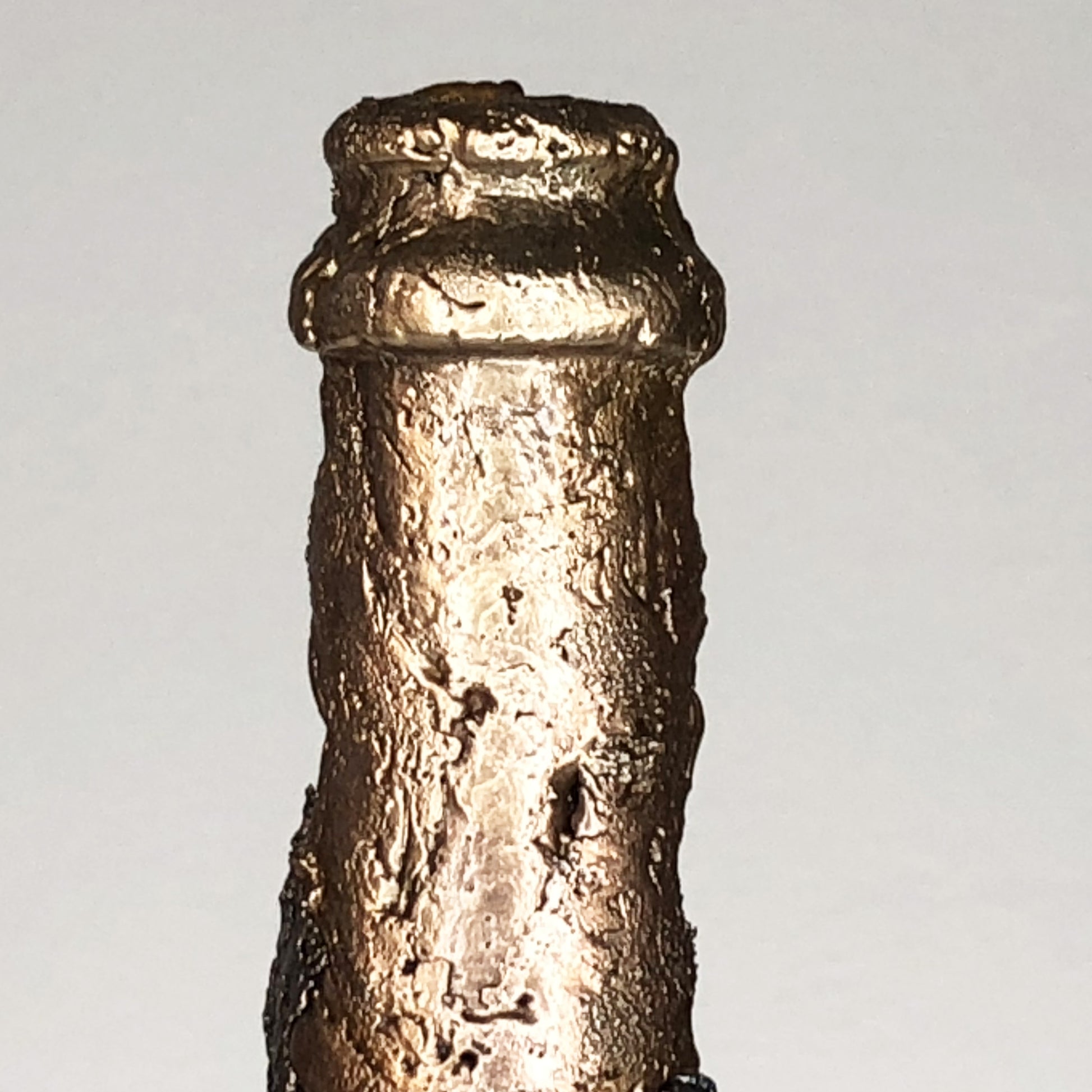 Cette sculpture de bouteille de champagne en dentelle de métal de Philippe Buil est une incarnation de l'esprit festif, du luxe et de l'élégance intemporelle.