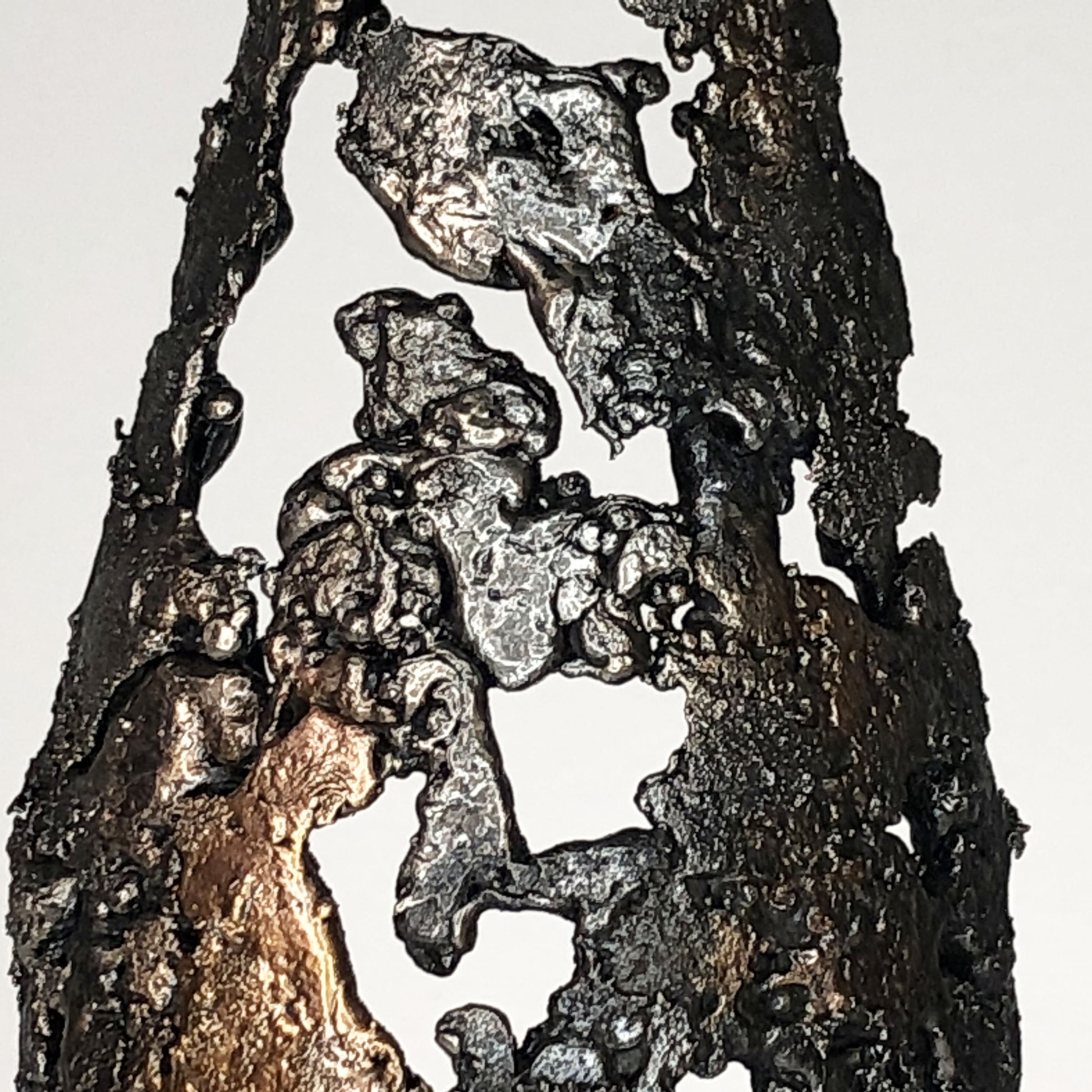 Cette sculpture de bouteille de champagne en dentelle de métal de Philippe Buil est une incarnation de l'esprit festif, du luxe et de l'élégance intemporelle.