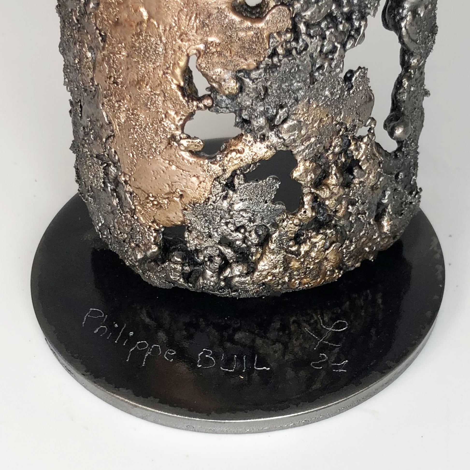 Cette sculpture de bouteille de champagne en dentelle de métal de Philippe Buil est une incarnation de l'esprit festif, du luxe et de l'élégance intemporelle.