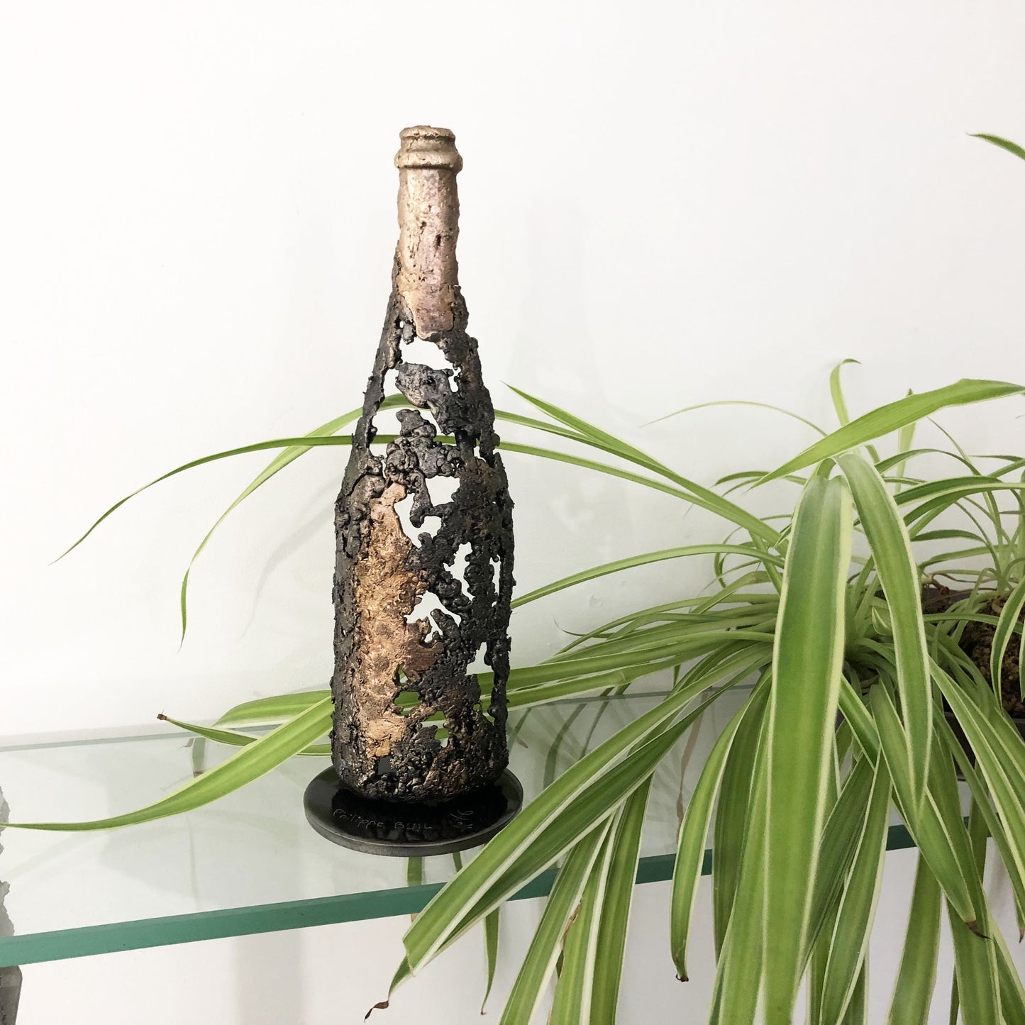 Cette sculpture de bouteille de champagne en dentelle de métal de Philippe Buil est une incarnation de l'esprit festif, du luxe et de l'élégance intemporelle.