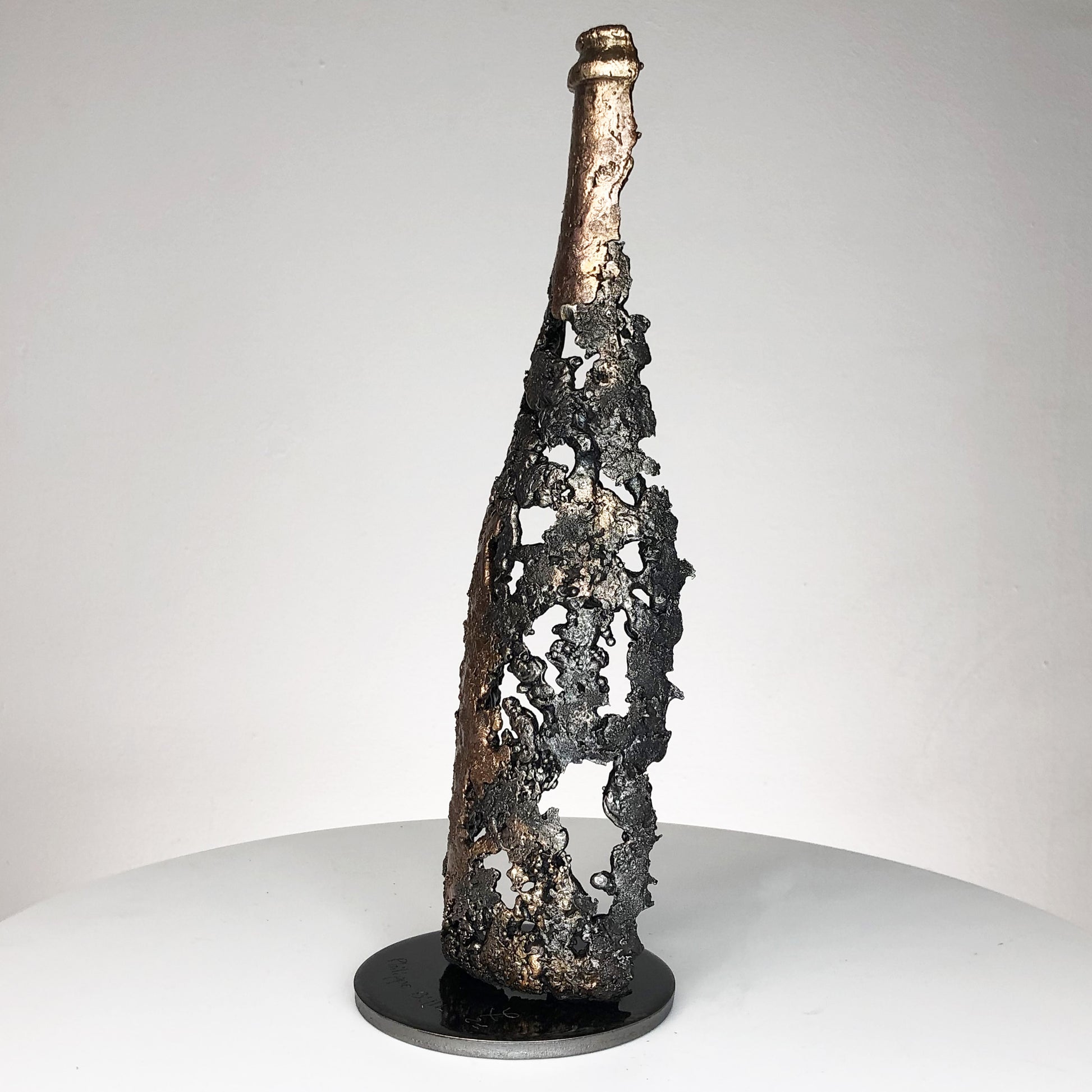 Cette sculpture de bouteille de champagne en dentelle de métal de Philippe Buil est une incarnation de l'esprit festif, du luxe et de l'élégance intemporelle.