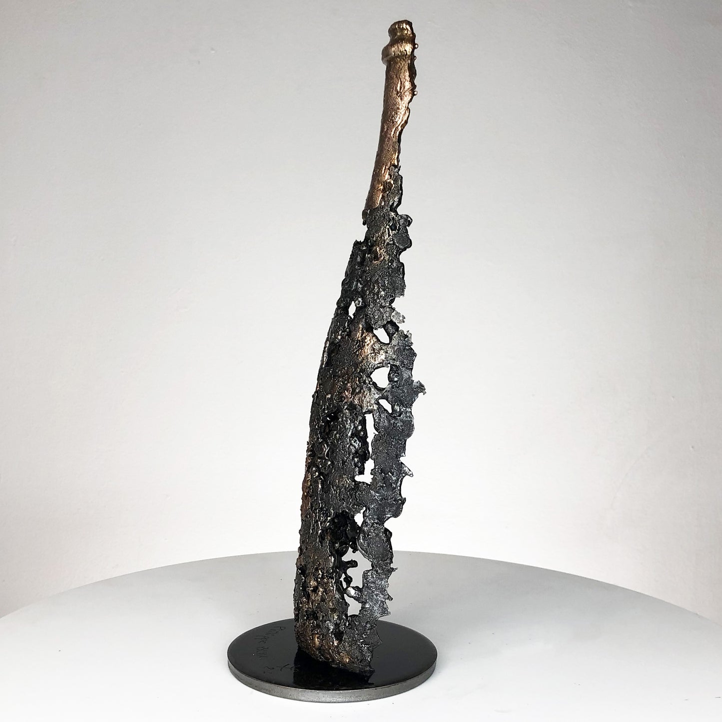 Cette sculpture de bouteille de champagne en dentelle de métal de Philippe Buil est une incarnation de l'esprit festif, du luxe et de l'élégance intemporelle.