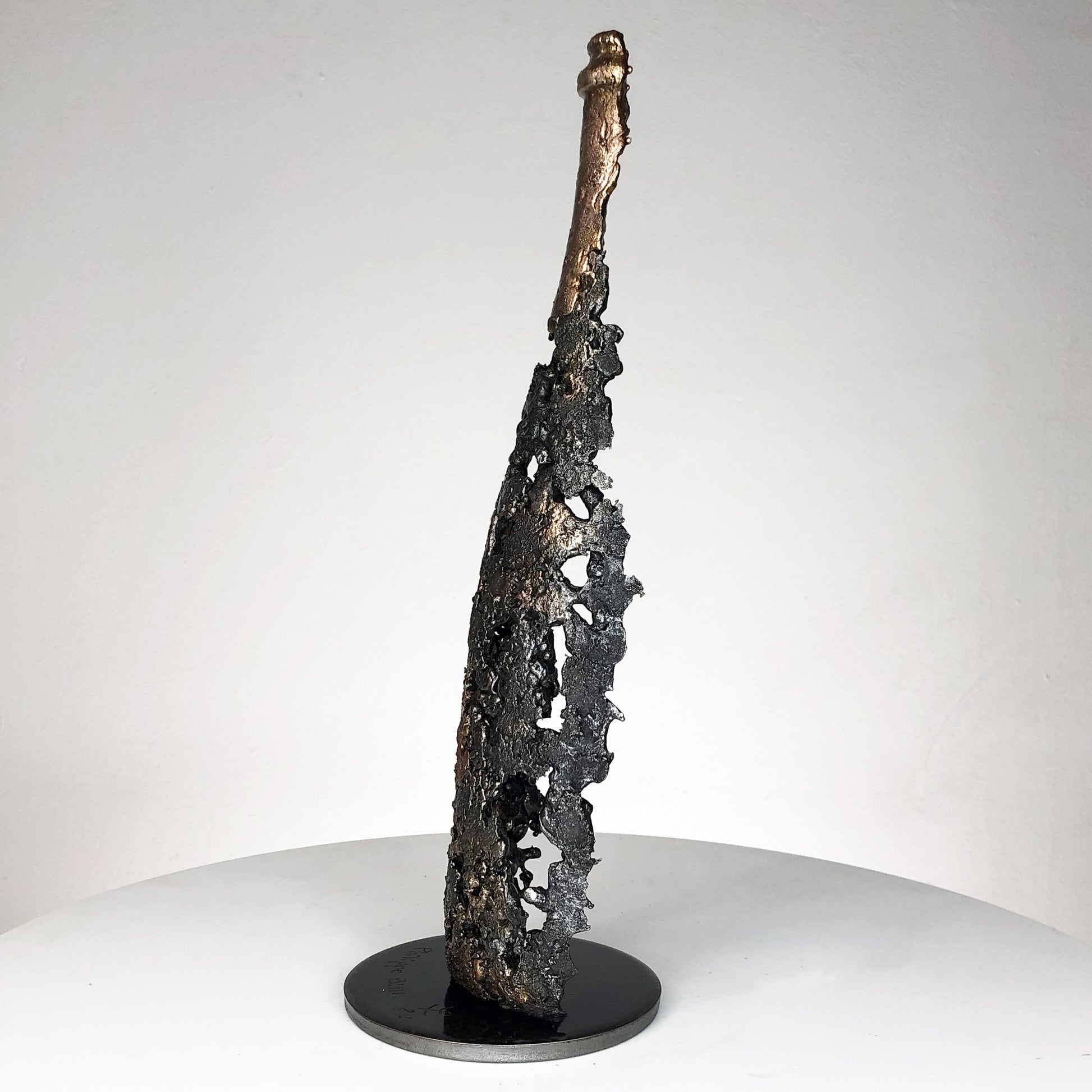 Cette sculpture de bouteille de champagne en dentelle de métal de Philippe Buil est une incarnation de l'esprit festif, du luxe et de l'élégance intemporelle.