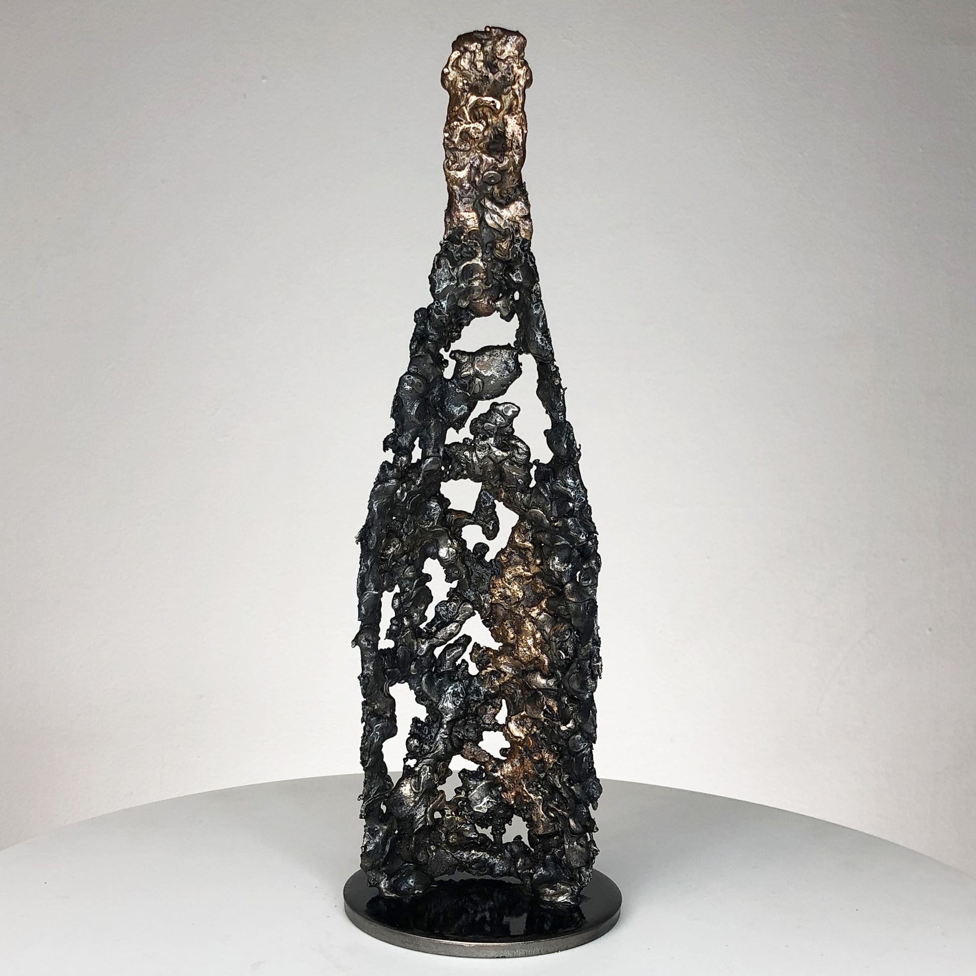 Cette sculpture de bouteille de champagne en dentelle de métal de Philippe Buil est une incarnation de l'esprit festif, du luxe et de l'élégance intemporelle.