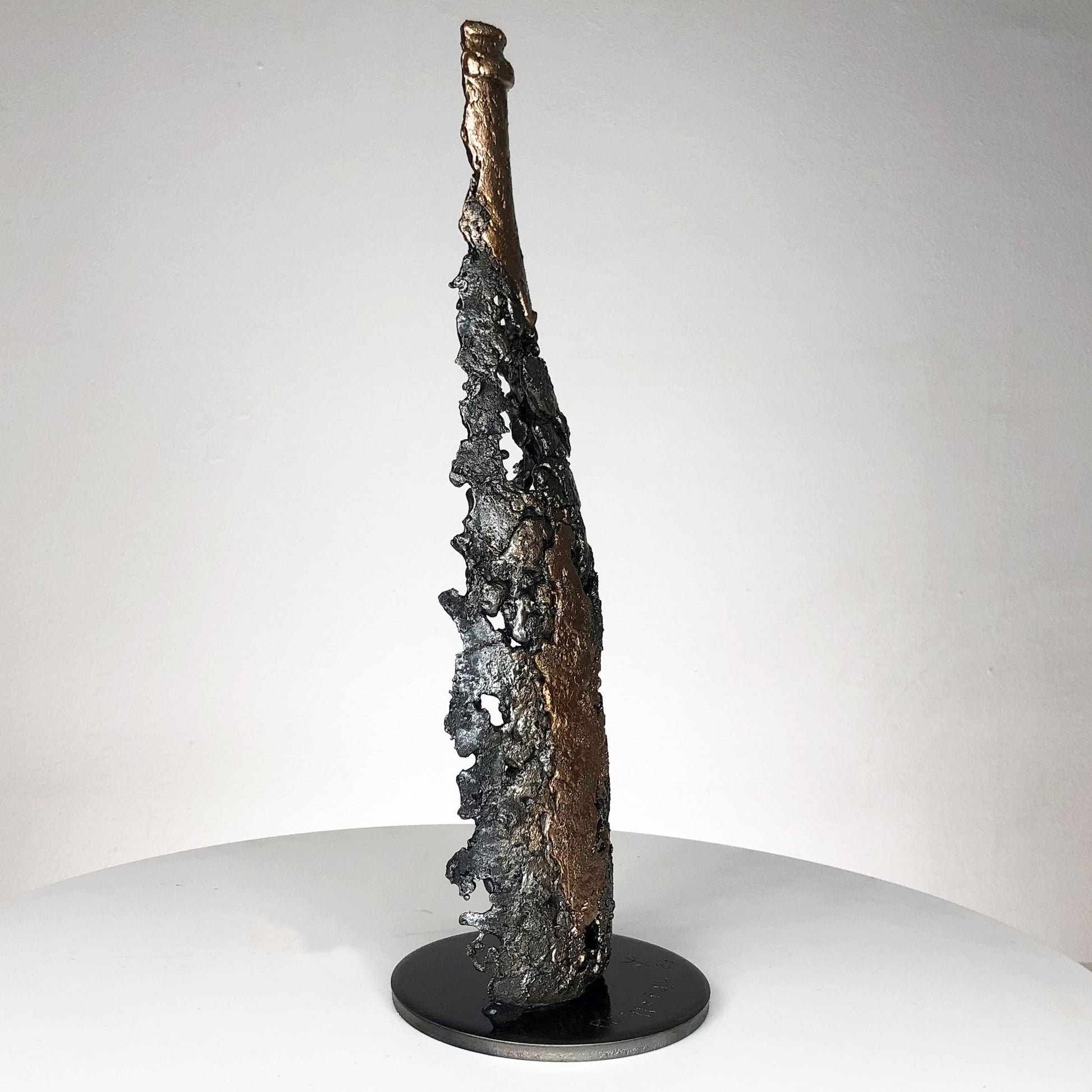 Cette sculpture de bouteille de champagne en dentelle de métal de Philippe Buil est une incarnation de l'esprit festif, du luxe et de l'élégance intemporelle.