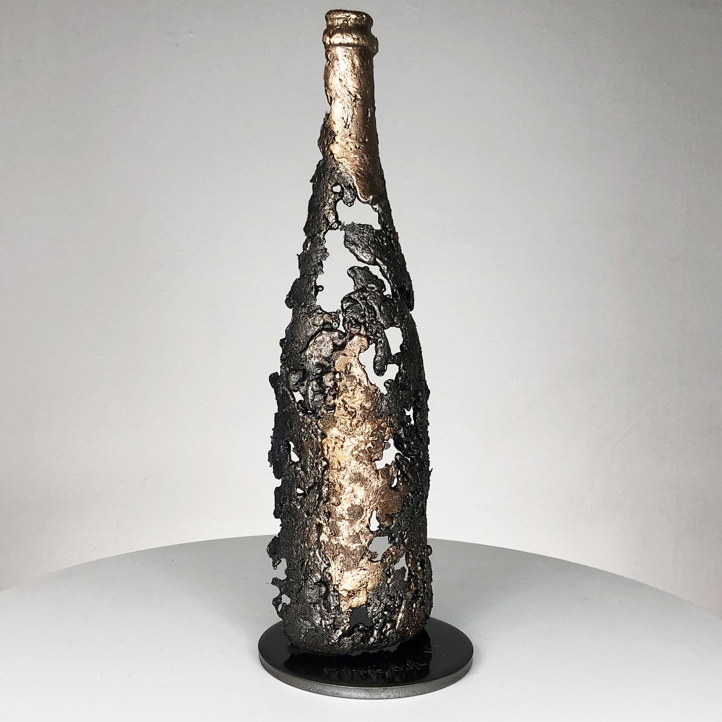 Cette sculpture de bouteille de champagne en dentelle de métal de Philippe Buil est une incarnation de l'esprit festif, du luxe et de l'élégance intemporelle.