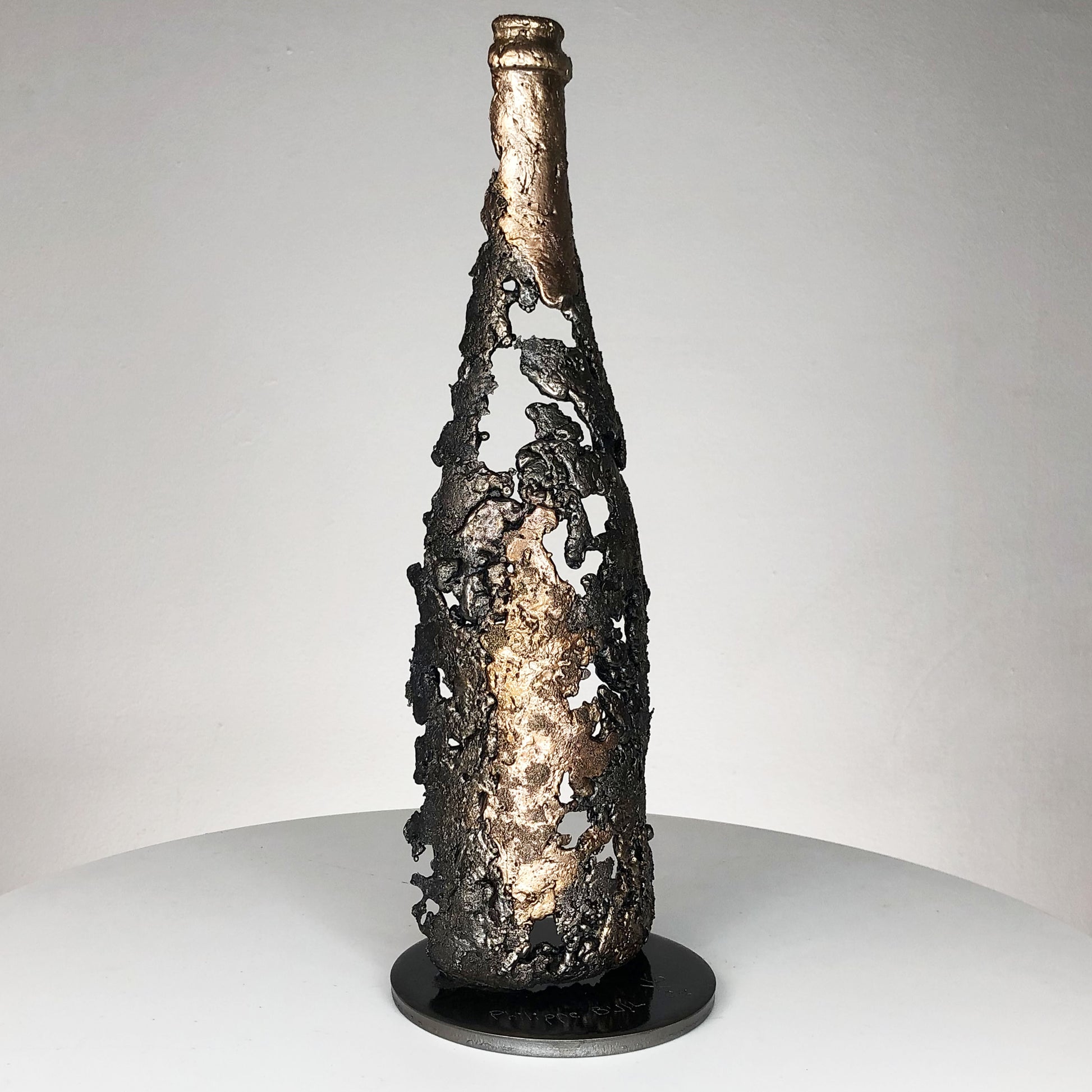 Cette sculpture de bouteille de champagne en dentelle de métal de Philippe Buil est une incarnation de l'esprit festif, du luxe et de l'élégance intemporelle.