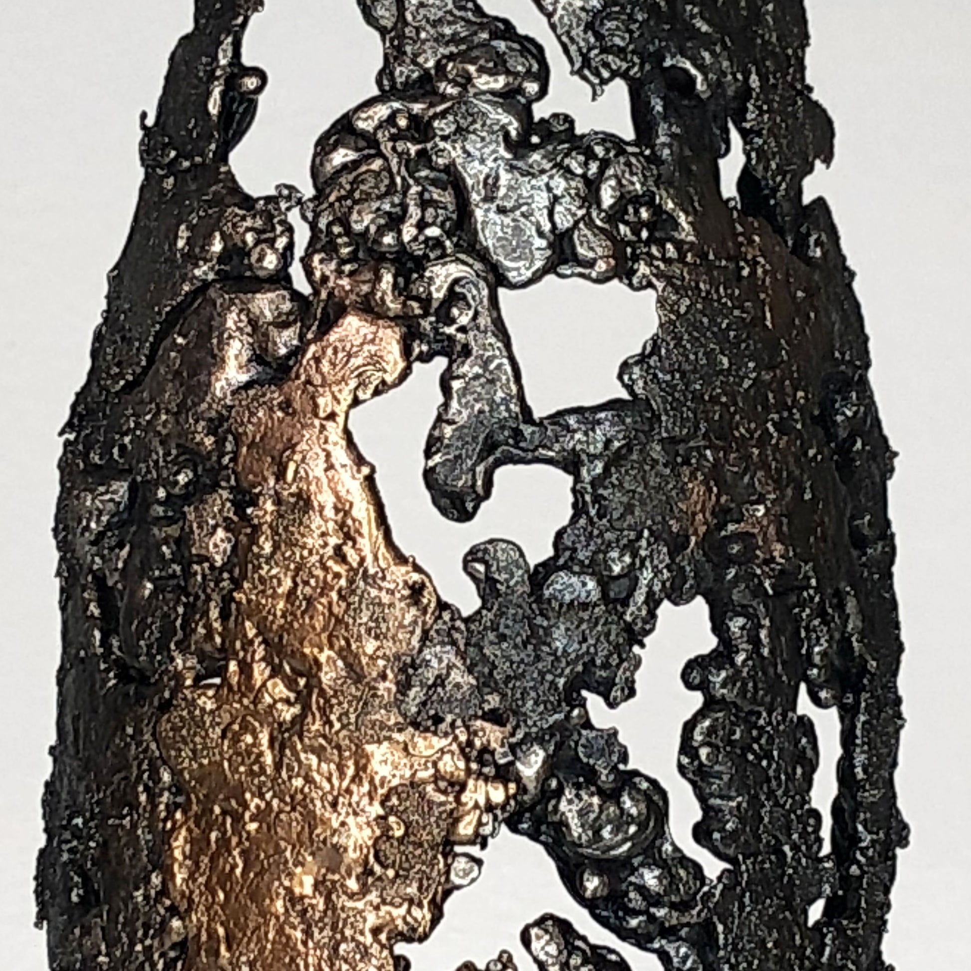 Cette sculpture de bouteille de champagne en dentelle de métal de Philippe Buil est une incarnation de l'esprit festif, du luxe et de l'élégance intemporelle.