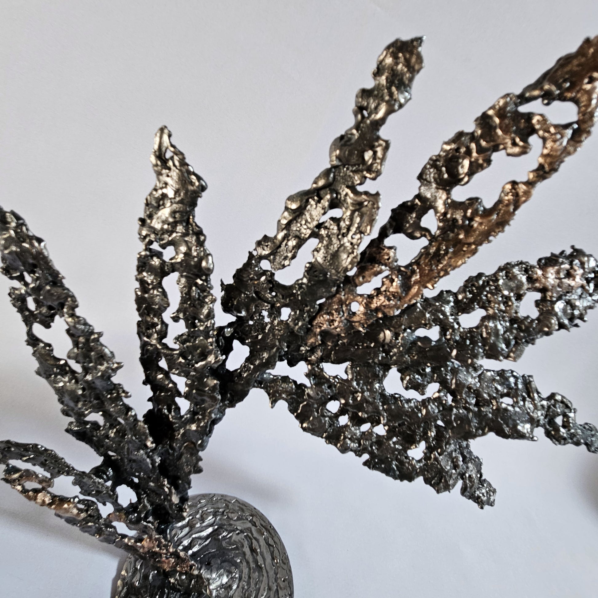 Jeu de Plume 13-24 - Sculpture abstraite dentelle metal acier et bronze