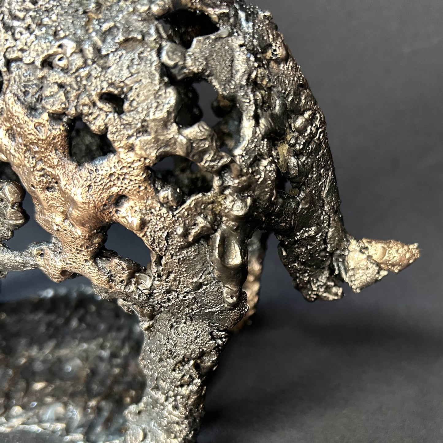 Sculpture contemporaine d'un rhinocéros en dentelle de métal acier et bronze par l'artiste sculpteur Philippe Buil détail queue