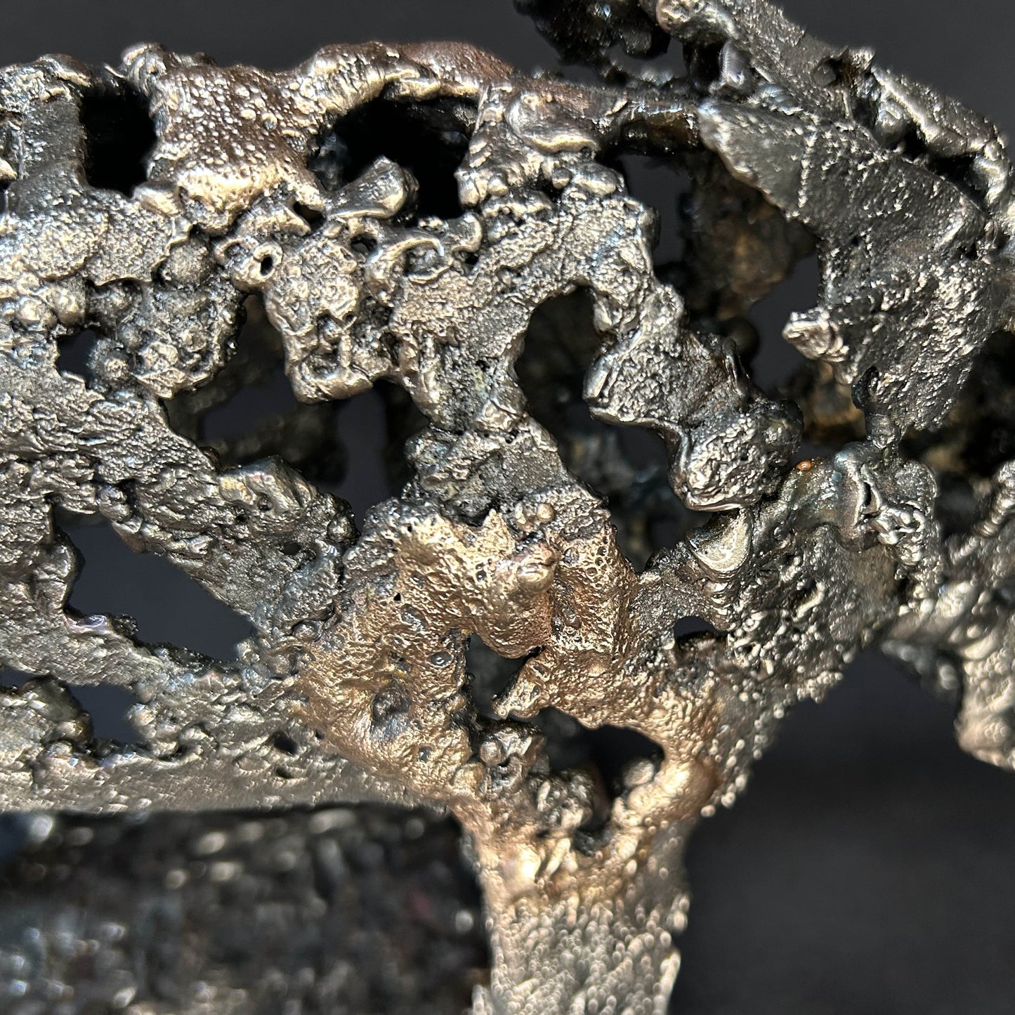 Sculpture contemporaine d'un rhinocéros en dentelle de métal acier et bronze par l'artiste sculpteur Philippe Buil détail matière