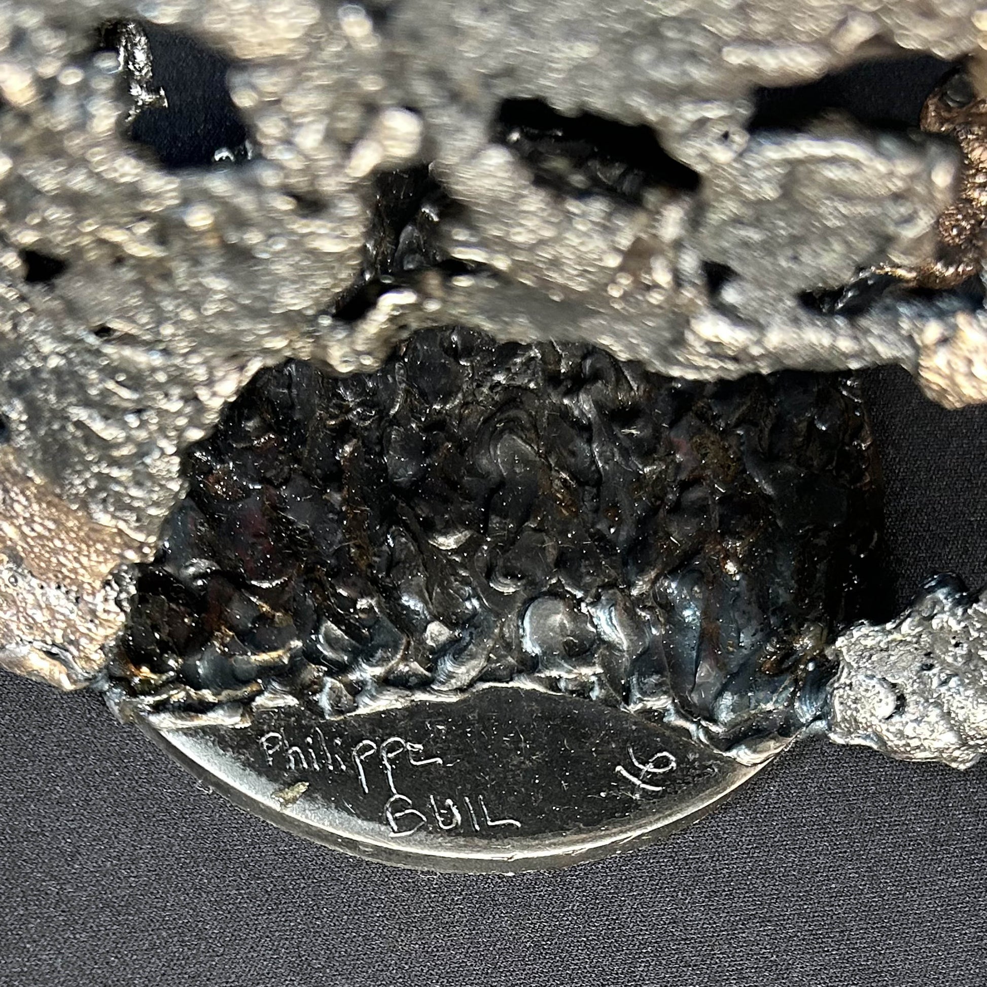 Sculpture contemporaine d'un rhinocéros en dentelle de métal acier et bronze par l'artiste sculpteur Philippe Buil socle et signature