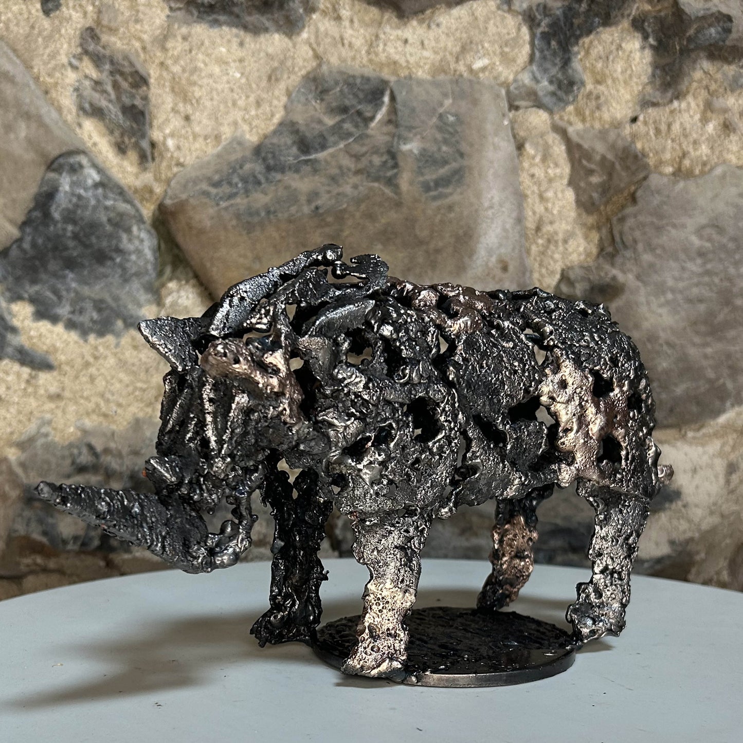 Sculpture contemporaine d'un rhinocéros en dentelle de métal acier et bronze par l'artiste sculpteur Philippe Buil mis en situation