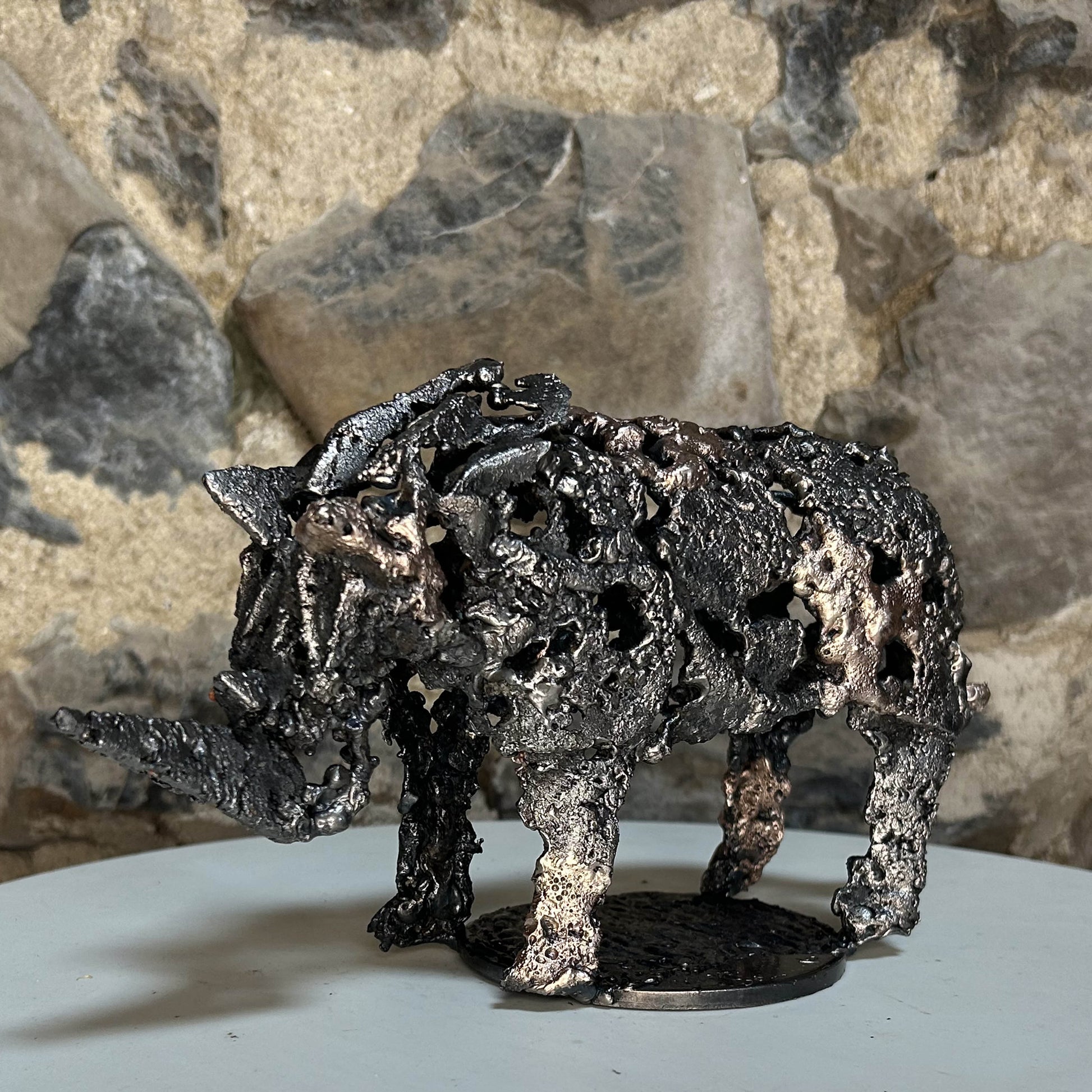 Sculpture contemporaine d'un rhinocéros en dentelle de métal acier et bronze par l'artiste sculpteur Philippe Buil mis en situation