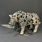 Sculpture contemporaine d'un rhinocéros en dentelle de métal acier et bronze par l'artiste sculpteur Philippe Buil vue de profil