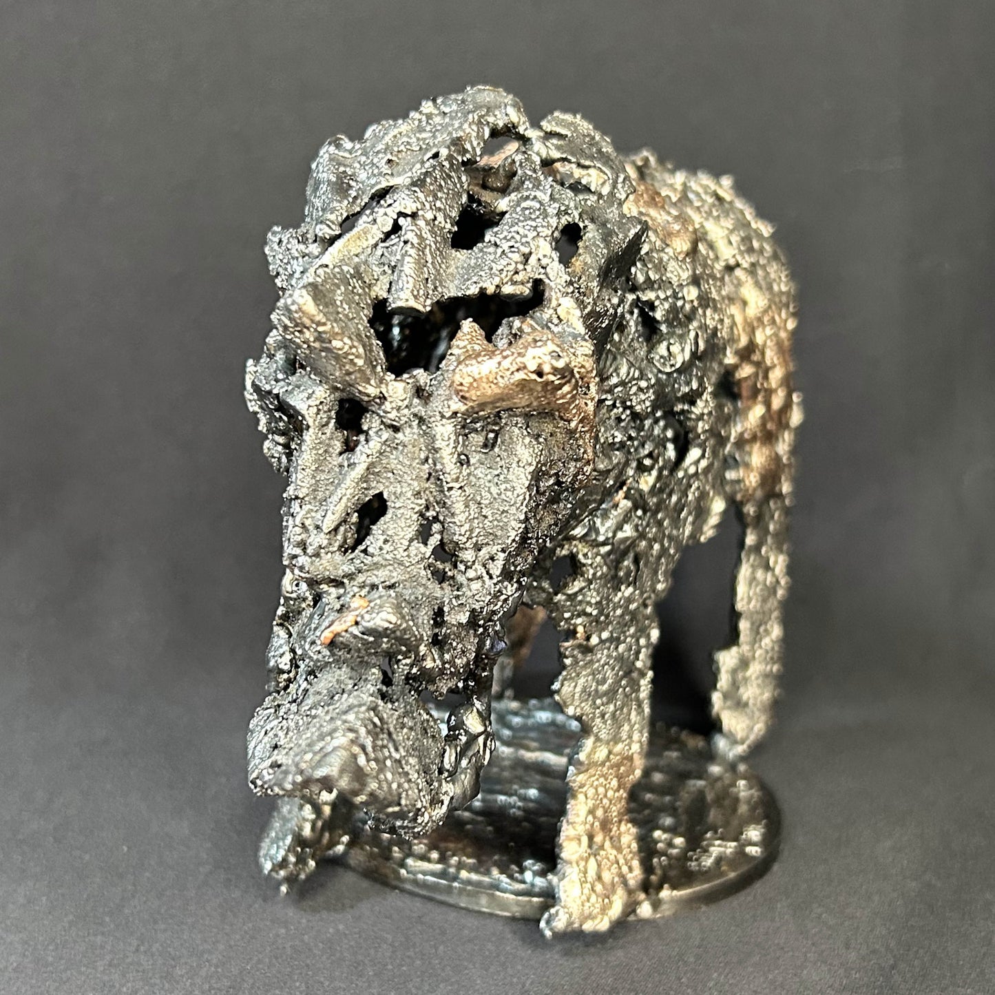 Sculpture contemporaine d'un rhinocéros en dentelle de métal acier et bronze par l'artiste sculpteur Philippe Buil vue de face