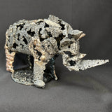 Sculpture contemporaine d'un rhinocéros en dentelle de métal acier et bronze par l'artiste sculpteur Philippe Buil vue de profil