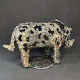 Sculpture contemporaine d'un rhinocéros en dentelle de métal acier et bronze par l'artiste sculpteur Philippe Buil vue de côté