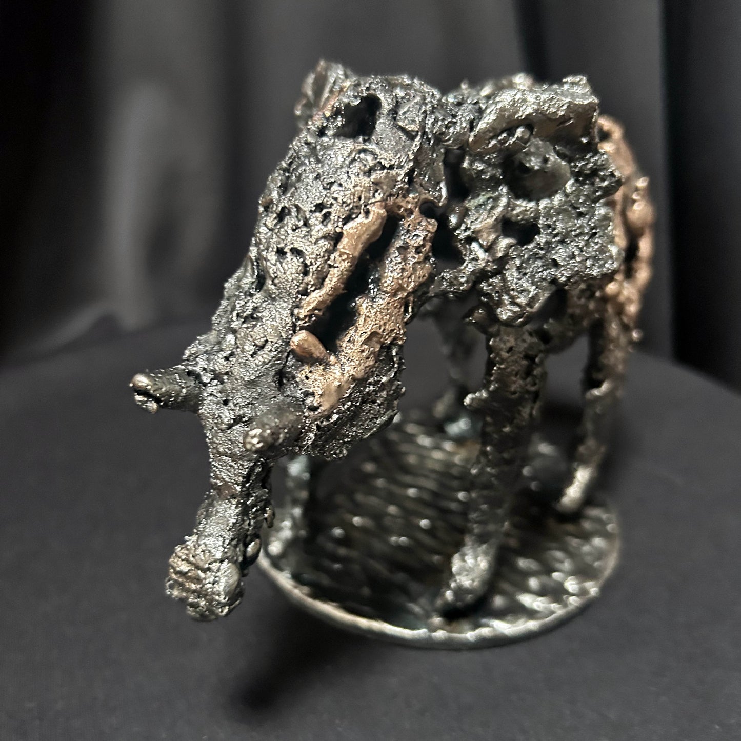 Détail de la dentelle de métal en acier et bronze – œuvre Philippe Buil