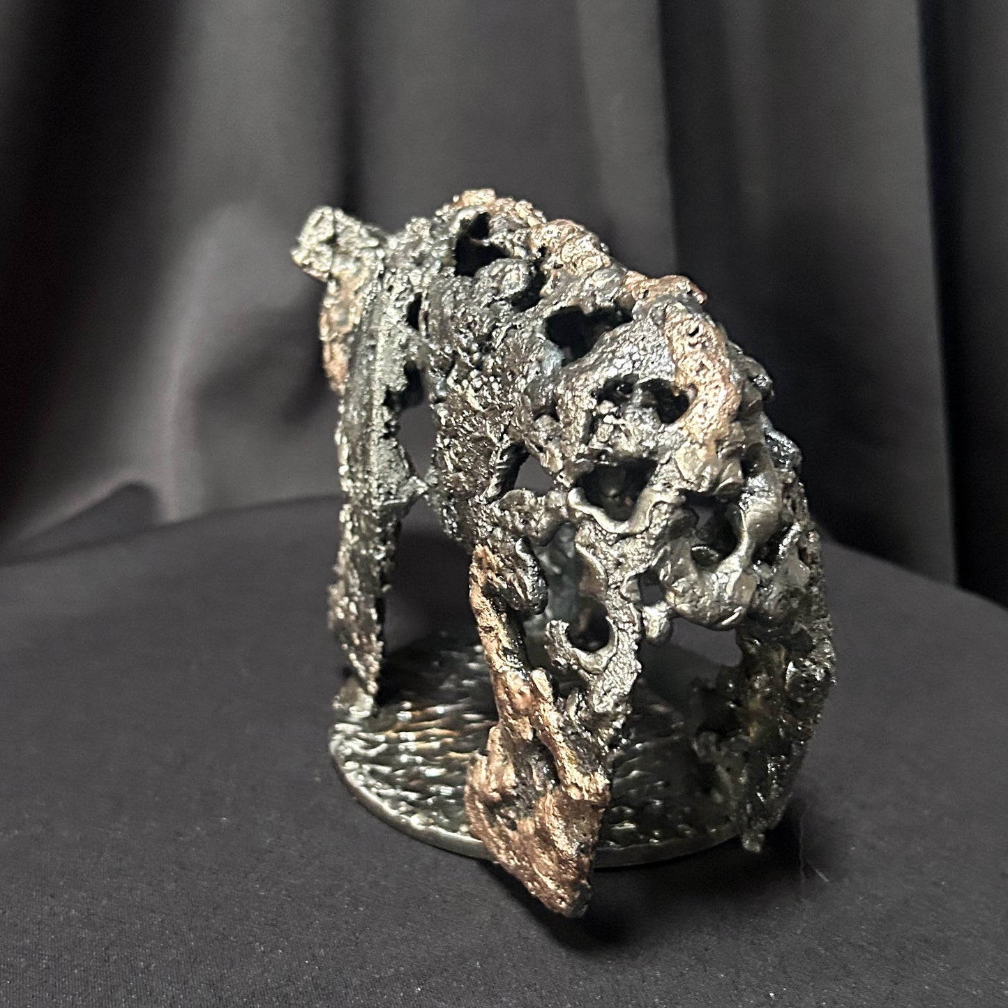 Sculpture animalière contemporaine en acier et bronze ajouré