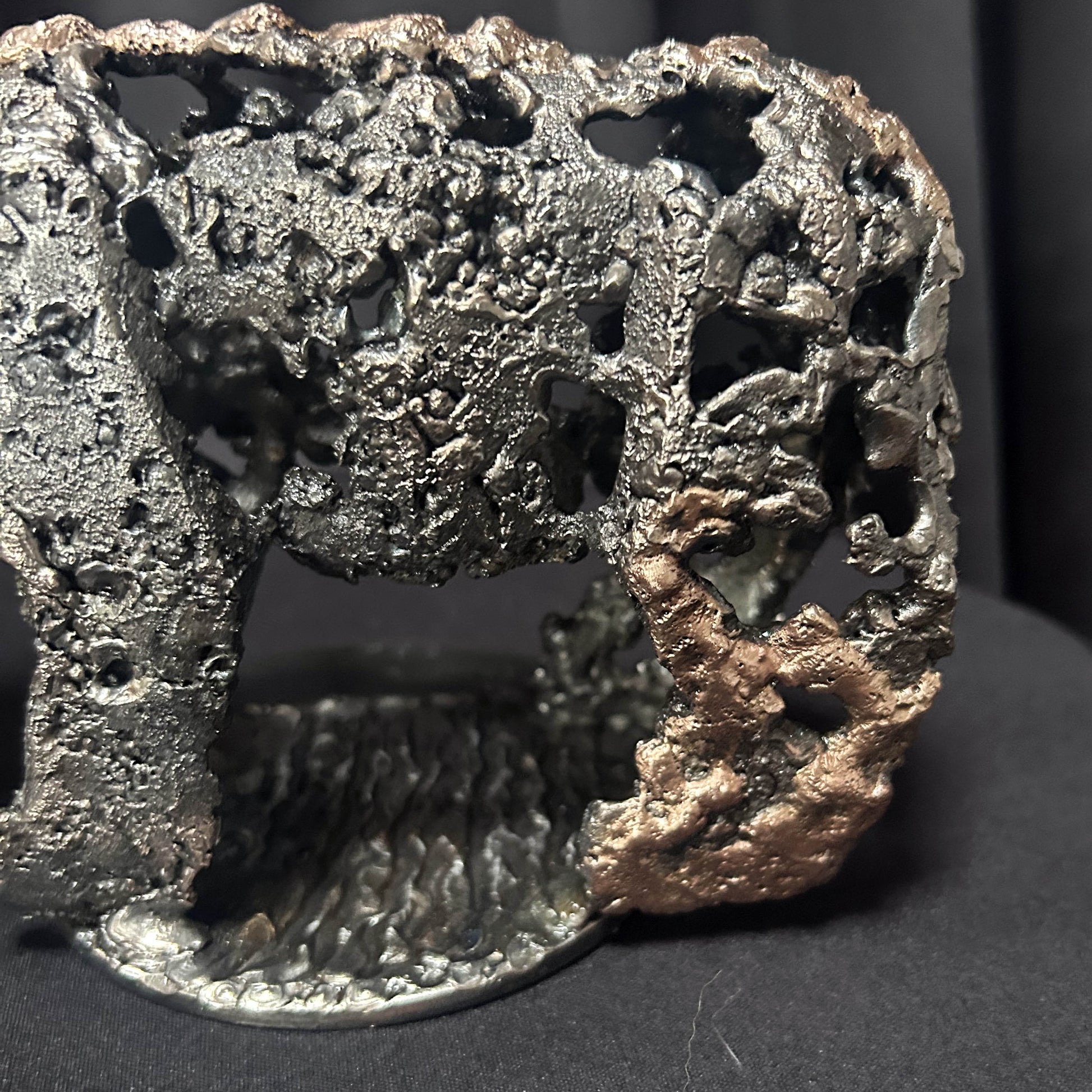 Détail texture dentelle métal sculpture ours contemporain