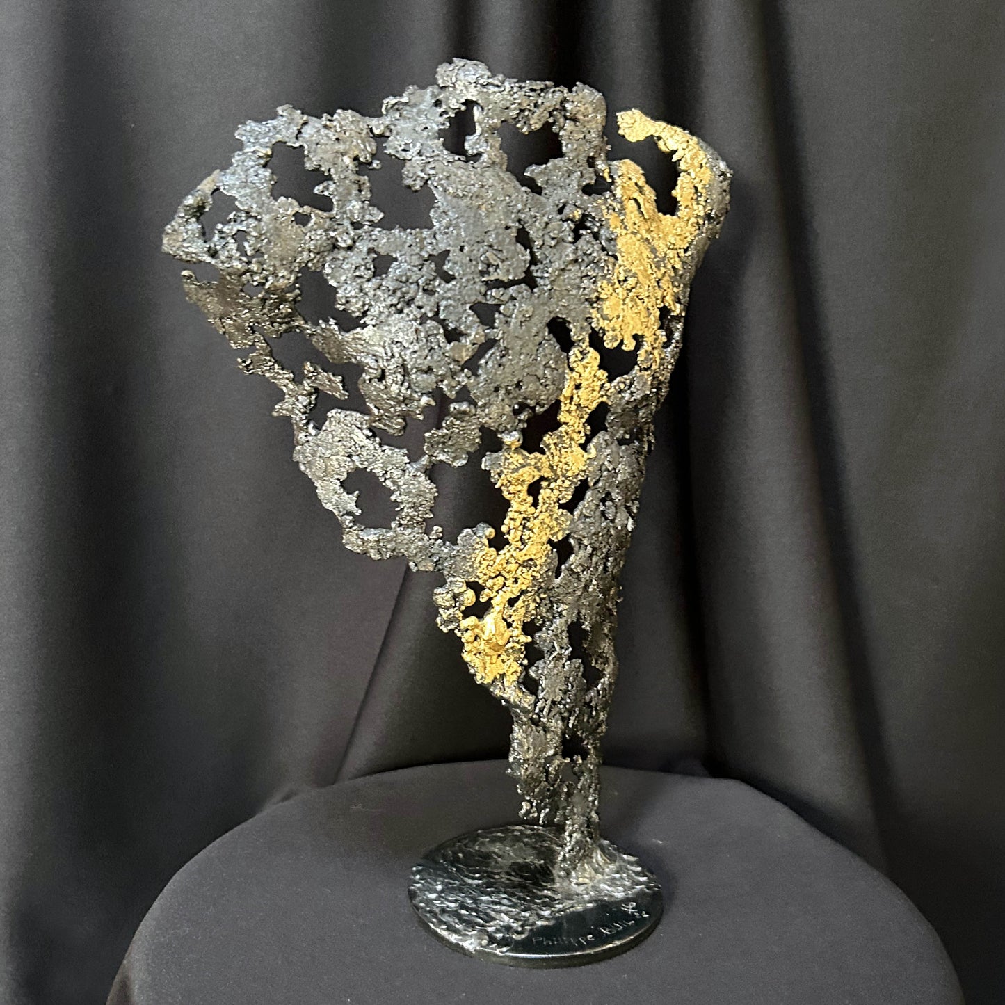 Torse masculin sculpture métal et feuille d’or – vue de profil