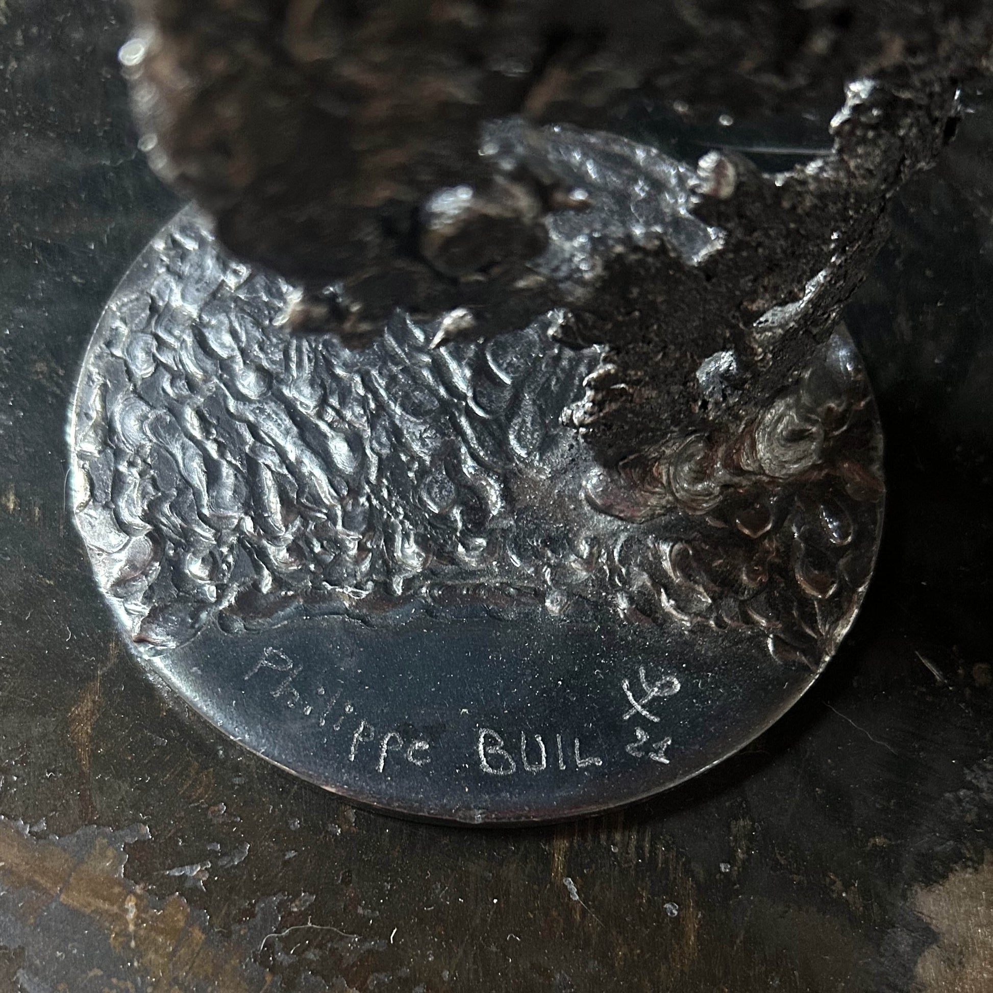 Signature artiste Sculpture acier ajouré et or 24 carats – œuvre de collection