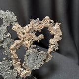 Sculpture de cœur en dentelle de métal noir et bronze par Philippe Buil, détail matière.
