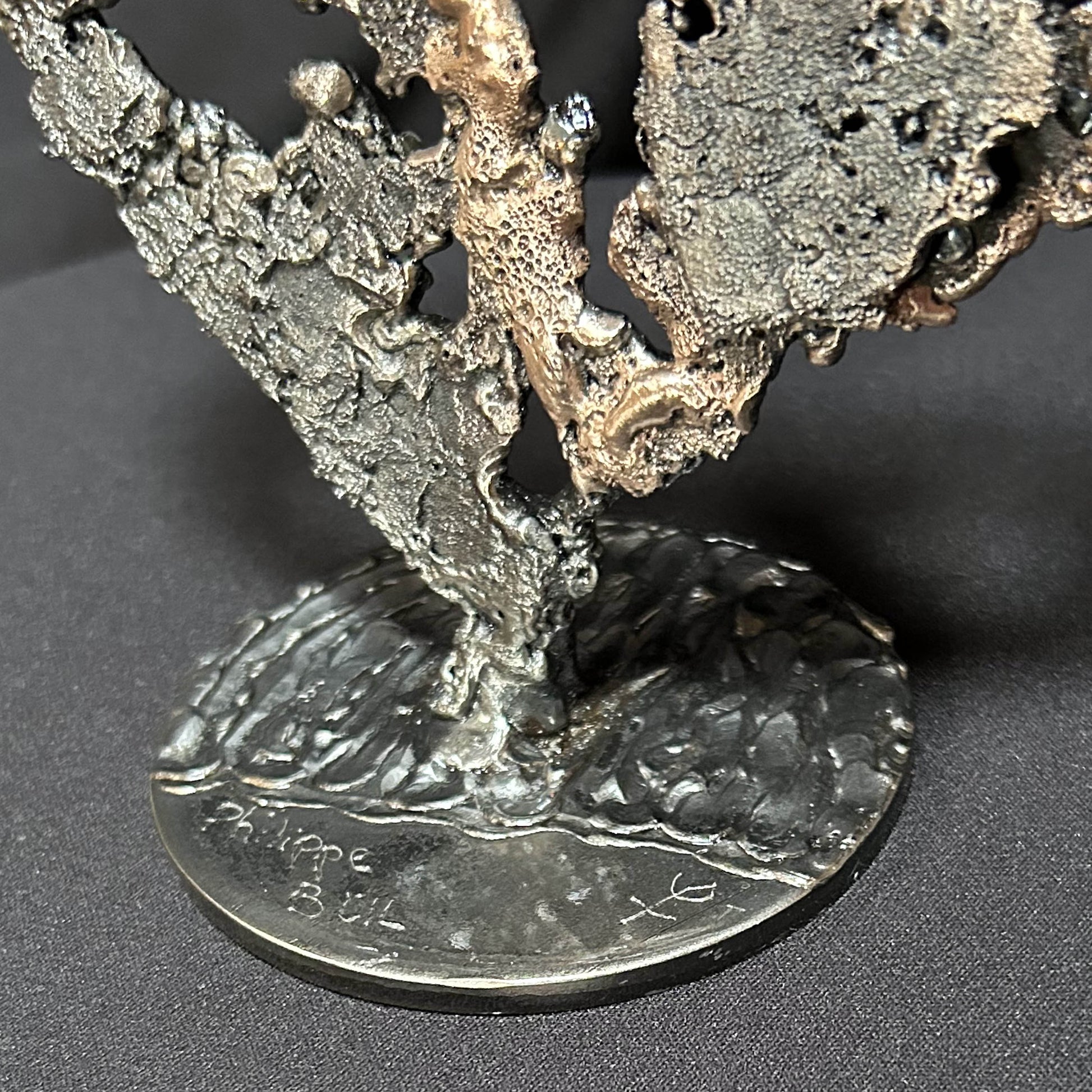 Sculpture de cœur en dentelle de métal noir et bronze par Philippe Buil, détail signature.
