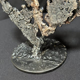 Sculpture de cœur en dentelle de métal noir et bronze par Philippe Buil, détail signature.