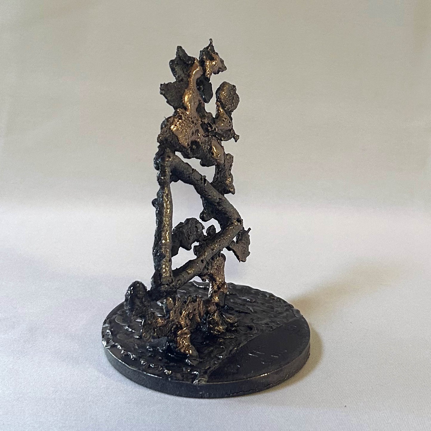 Sculpture représentant le symbole du feu réalisée en dentelle de métal.&nbsp;
Une métaphore de la transformation, de la passion et de l'énergie créatrice.