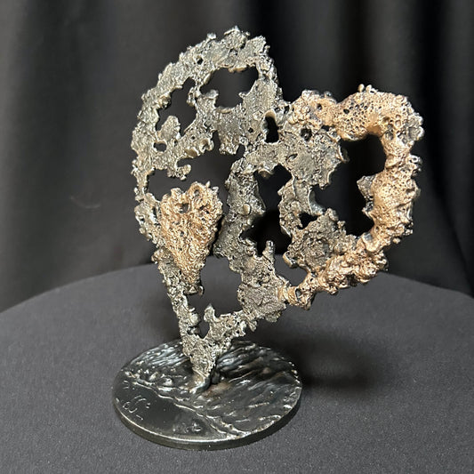 Sculpture coeur en acier et bronze de Philippe Buil vue de profil