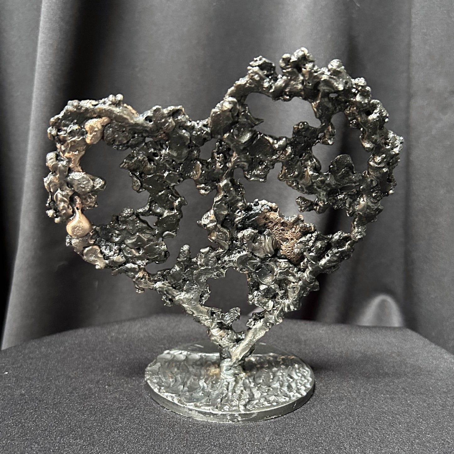 Vue arrière de la sculpture coeur en dentelle de métal de Philippe Buil