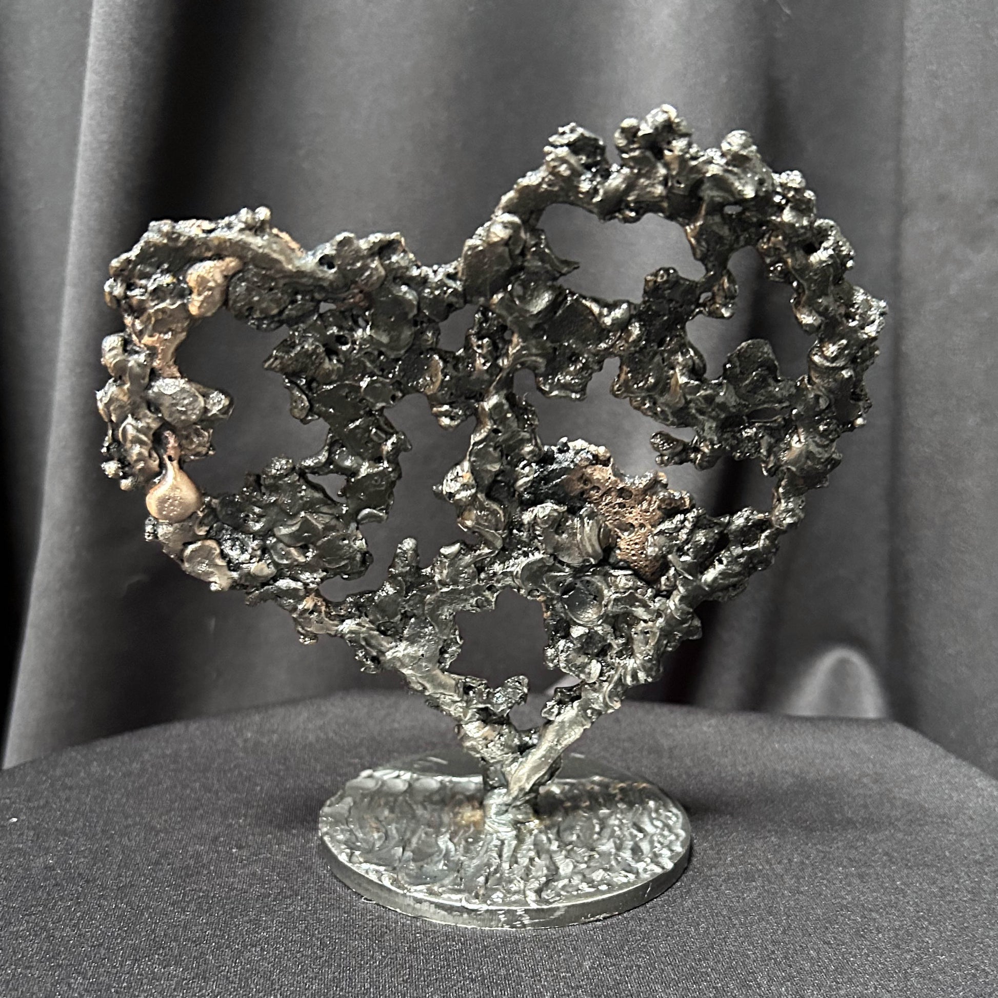 Vue arrière de la sculpture coeur en dentelle de métal de Philippe Buil