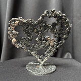 Vue arrière de la sculpture coeur en dentelle de métal de Philippe Buil