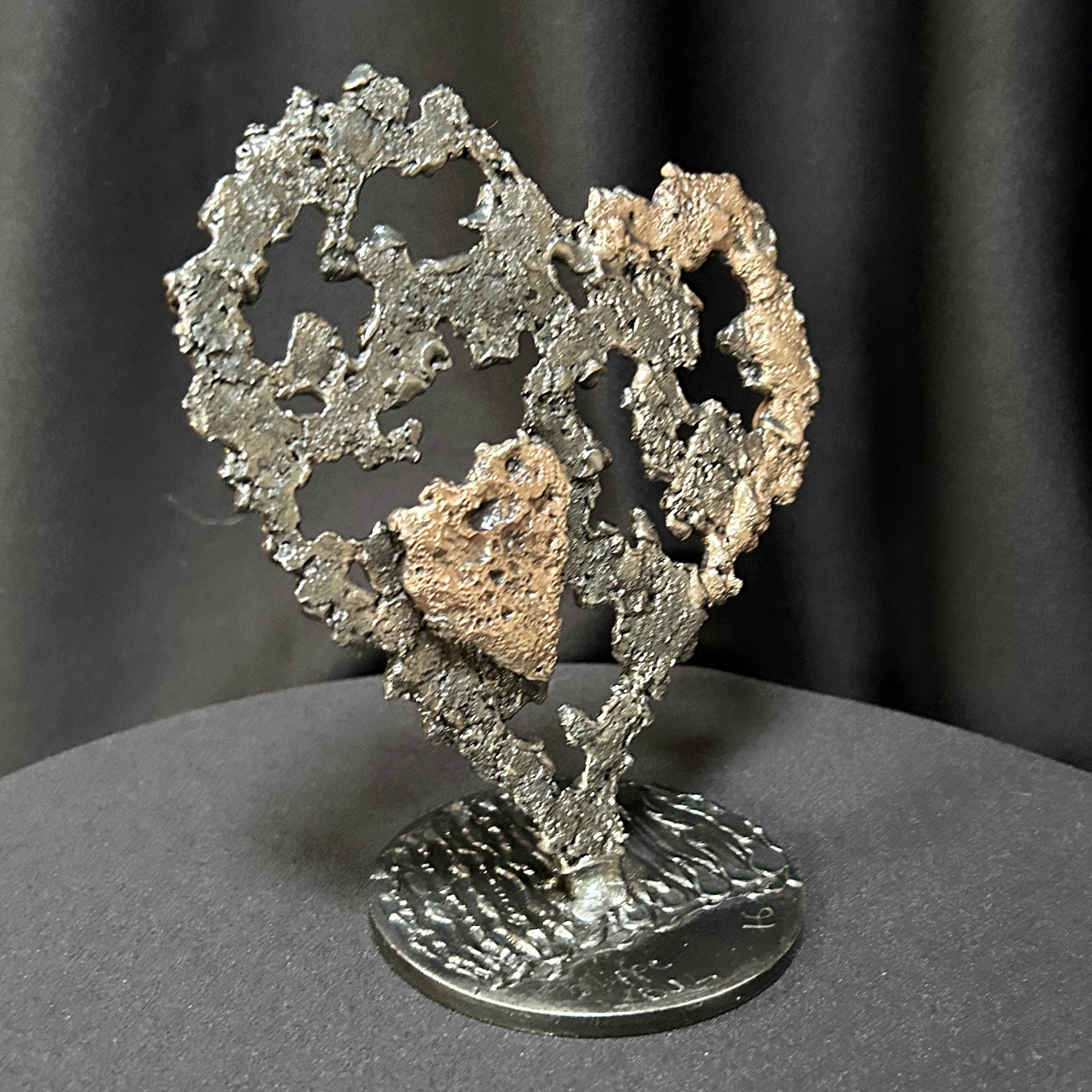 Vue de côté de la sculpture en dentelle de métal ajourée de Philippe Buil