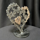 Vue de côté de la sculpture en dentelle de métal ajourée de Philippe Buil