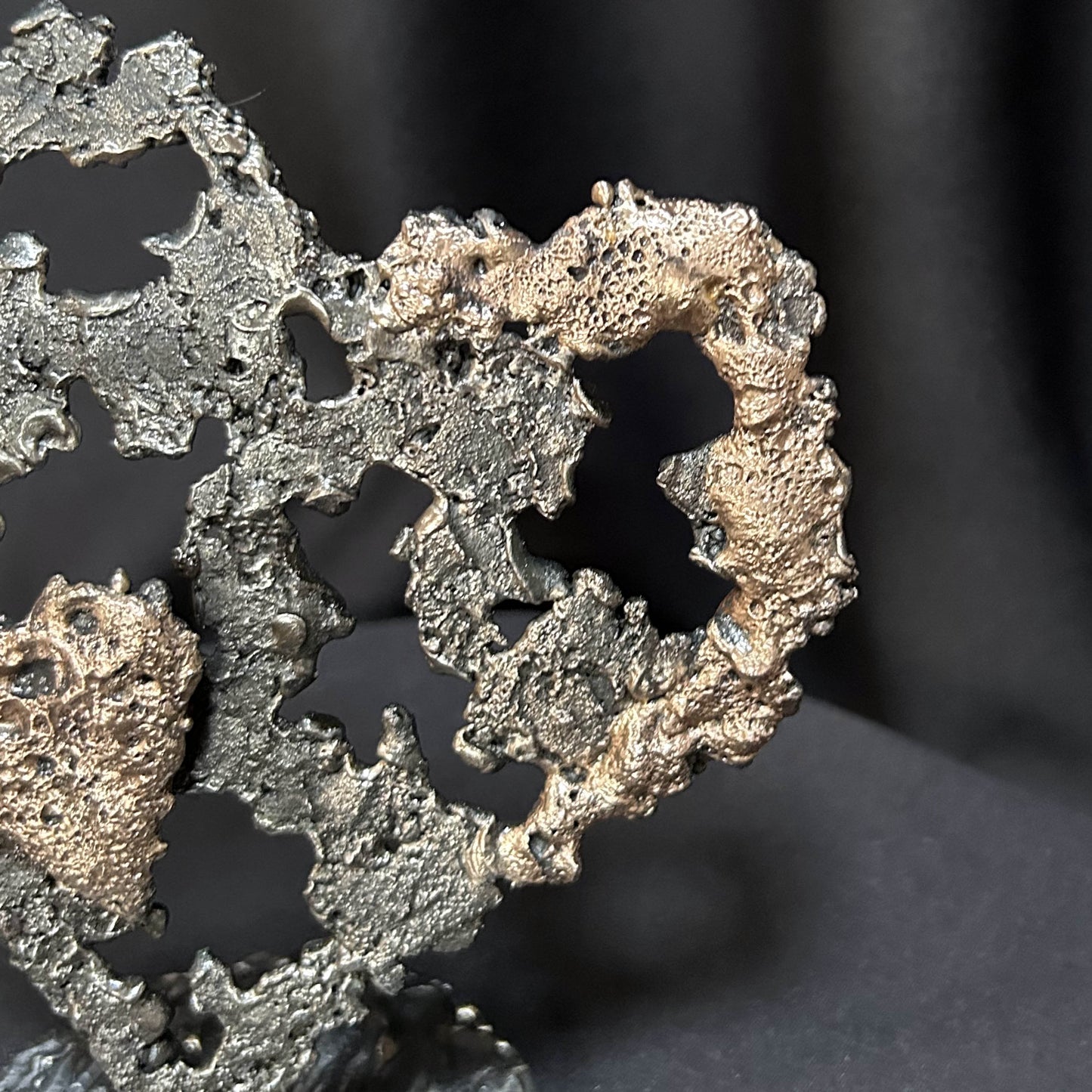 vue de la partie en bronze du coeur en dentelle de métal - Art contemporain