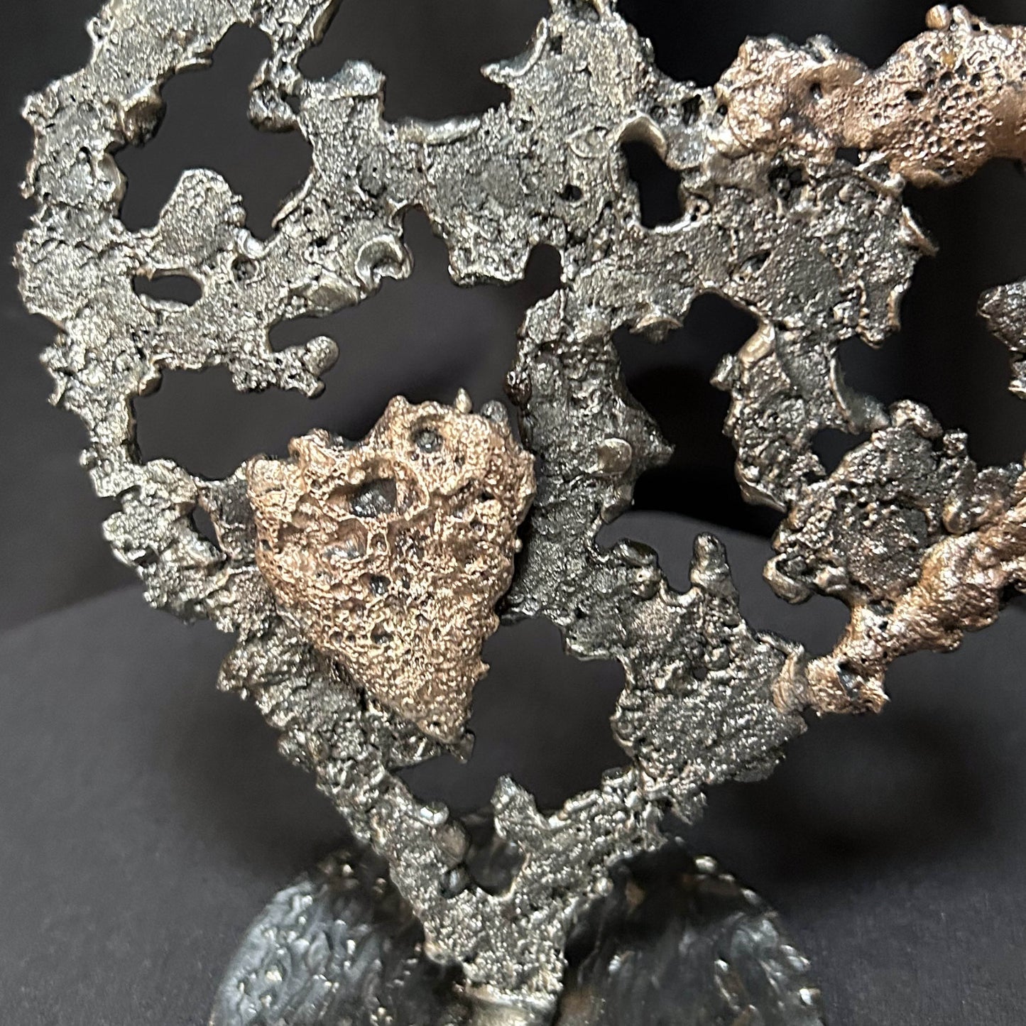 Coeur en fusion de bronze sur dentelle de métal ajourée de Philippe Buil, sculpteur français