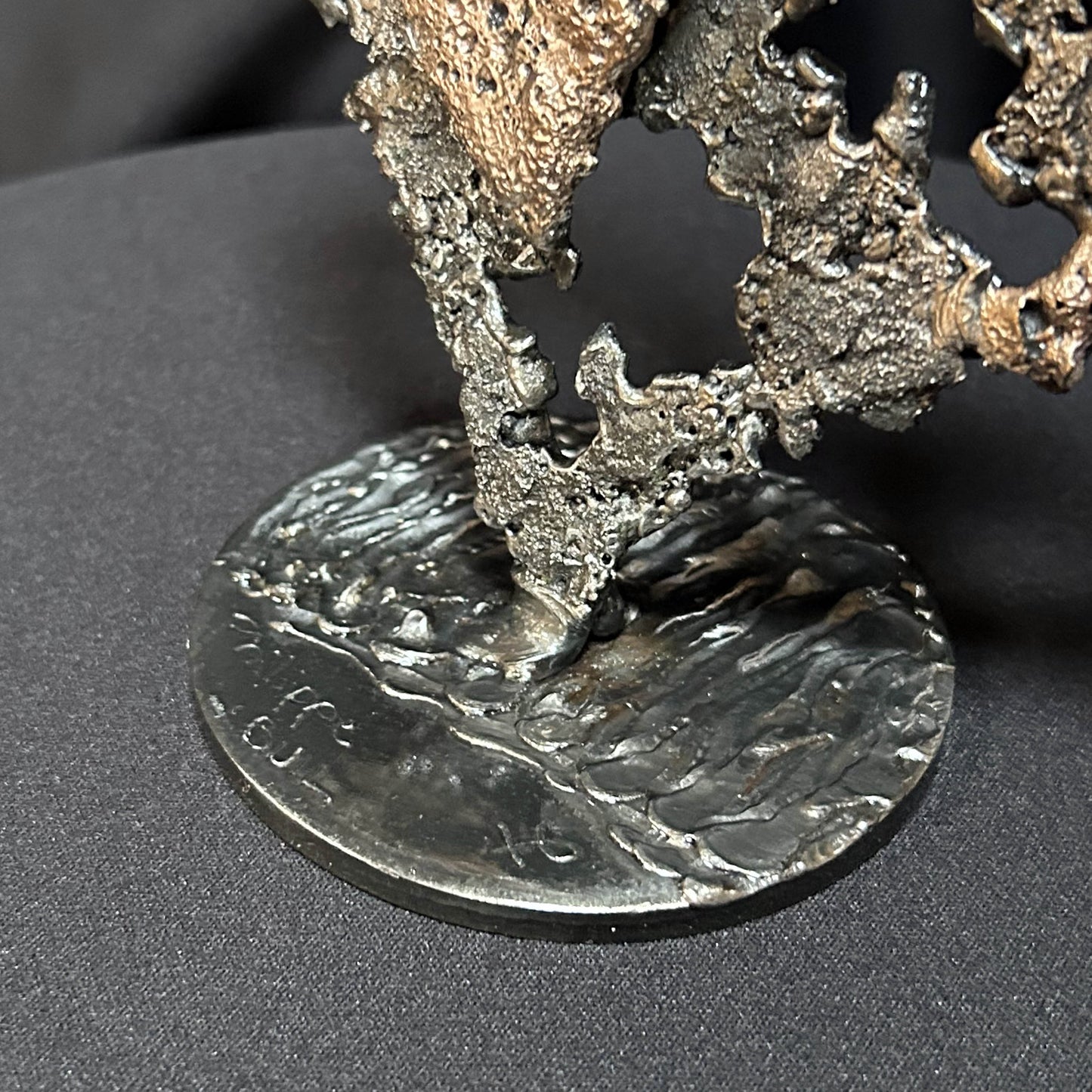 Signature de la sculpture de Philippe Buil représentant un coeur en dentelle de métal