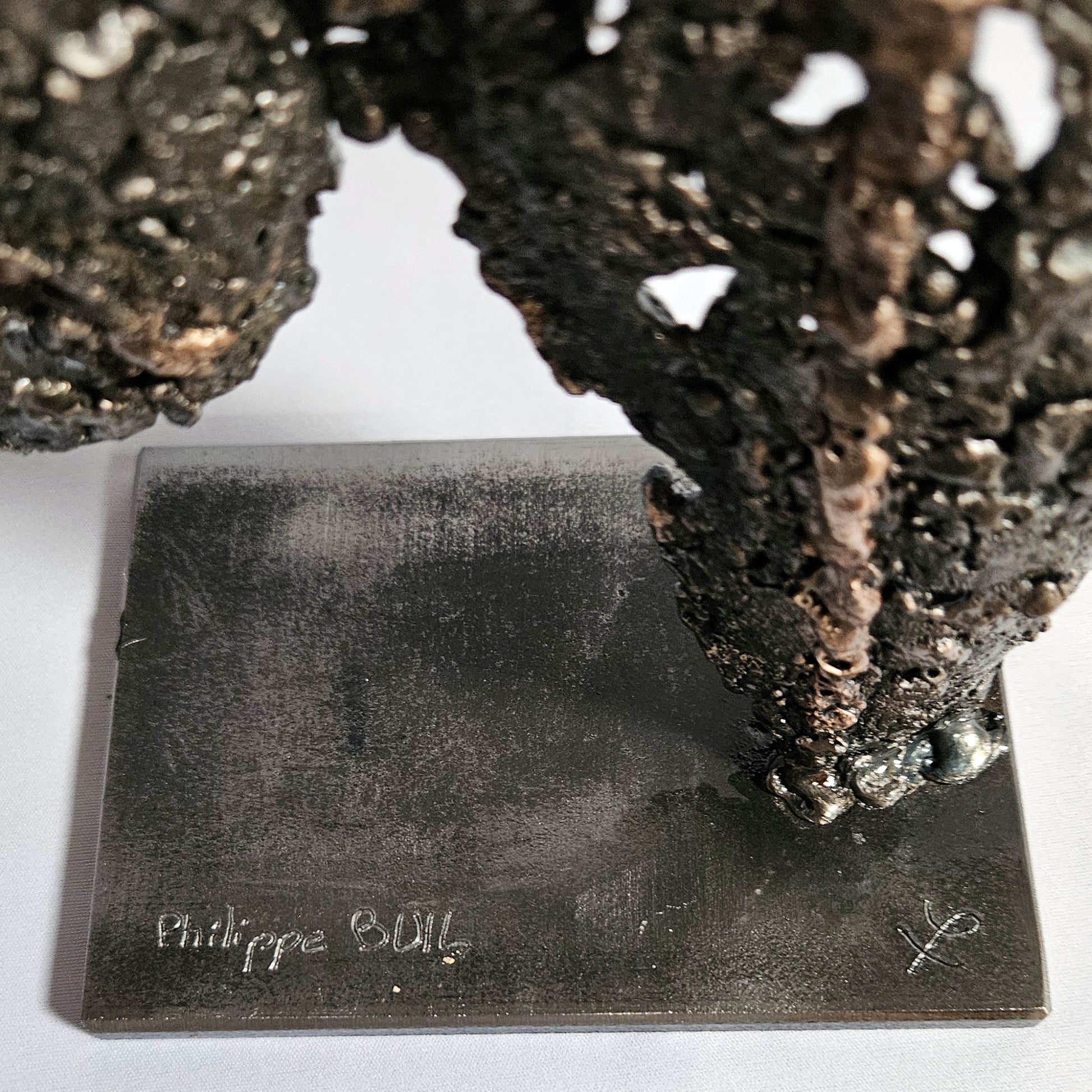 Signature de Philippe Buil sur Sculpture corps masculin en dentelle de métal acier et bronze