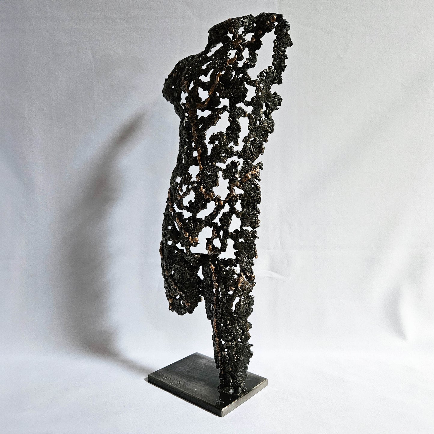 Silhouette homme en dentelle de métal sculpture contemporaine