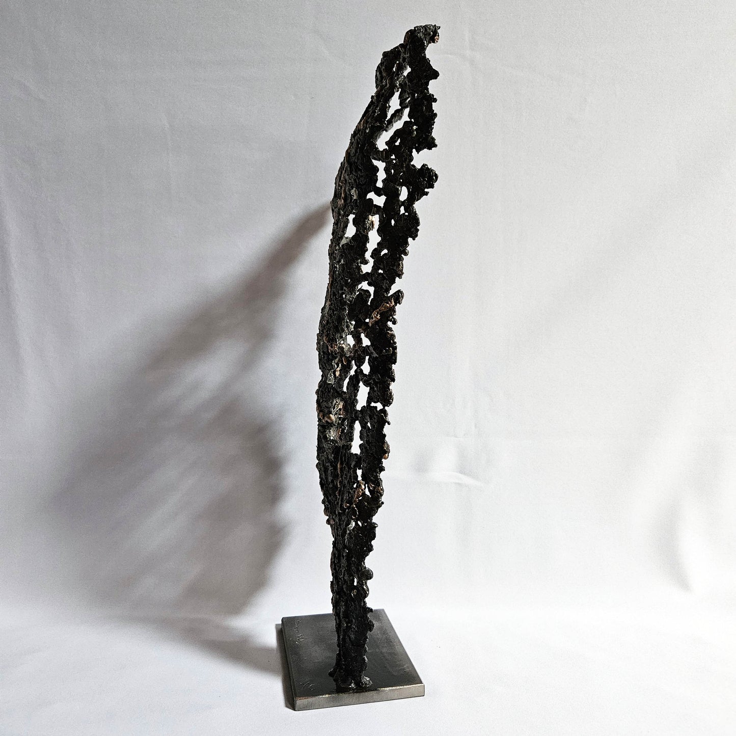 Silhouette homme en dentelle de métal sculpture contemporaine