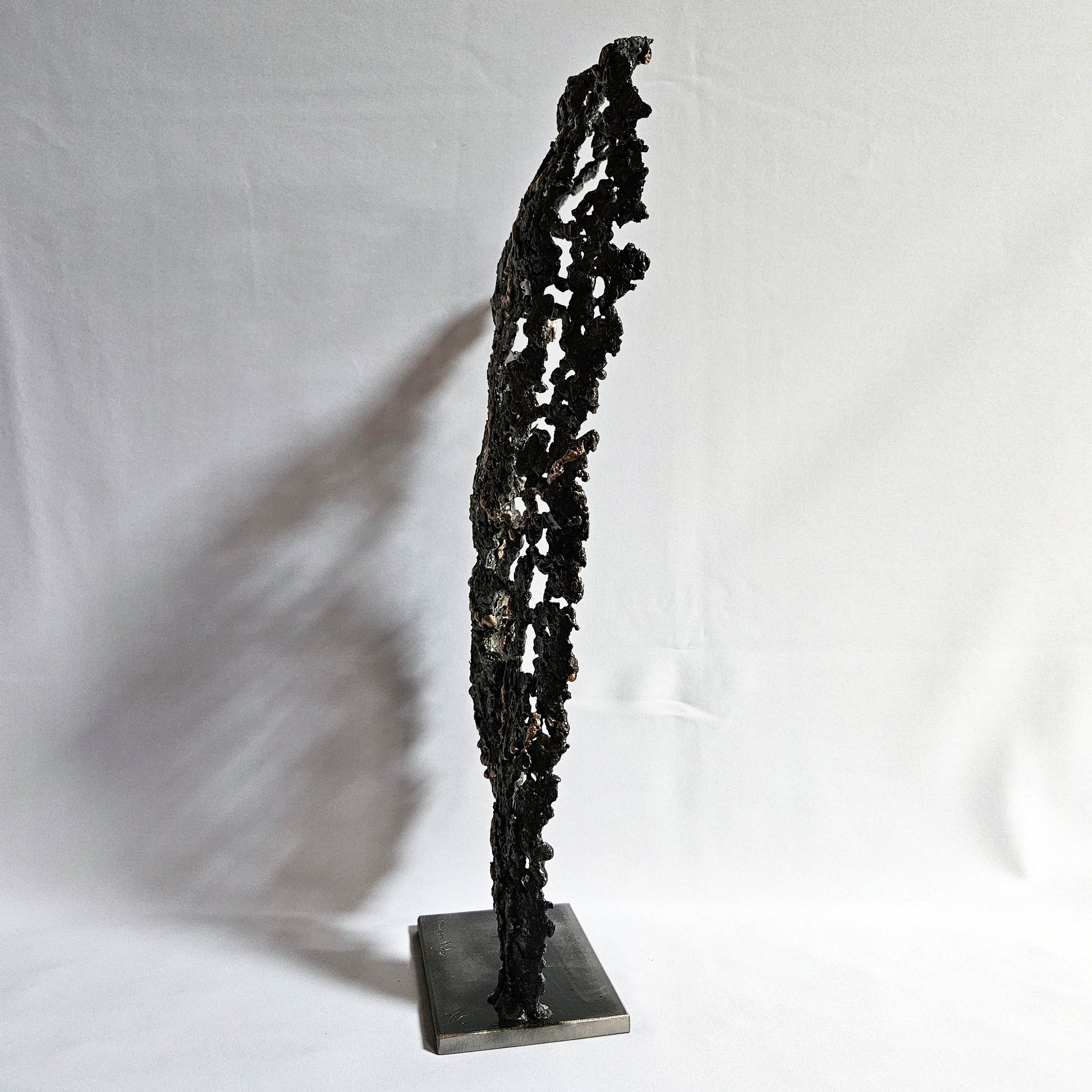 Silhouette homme en dentelle de métal sculpture contemporaine