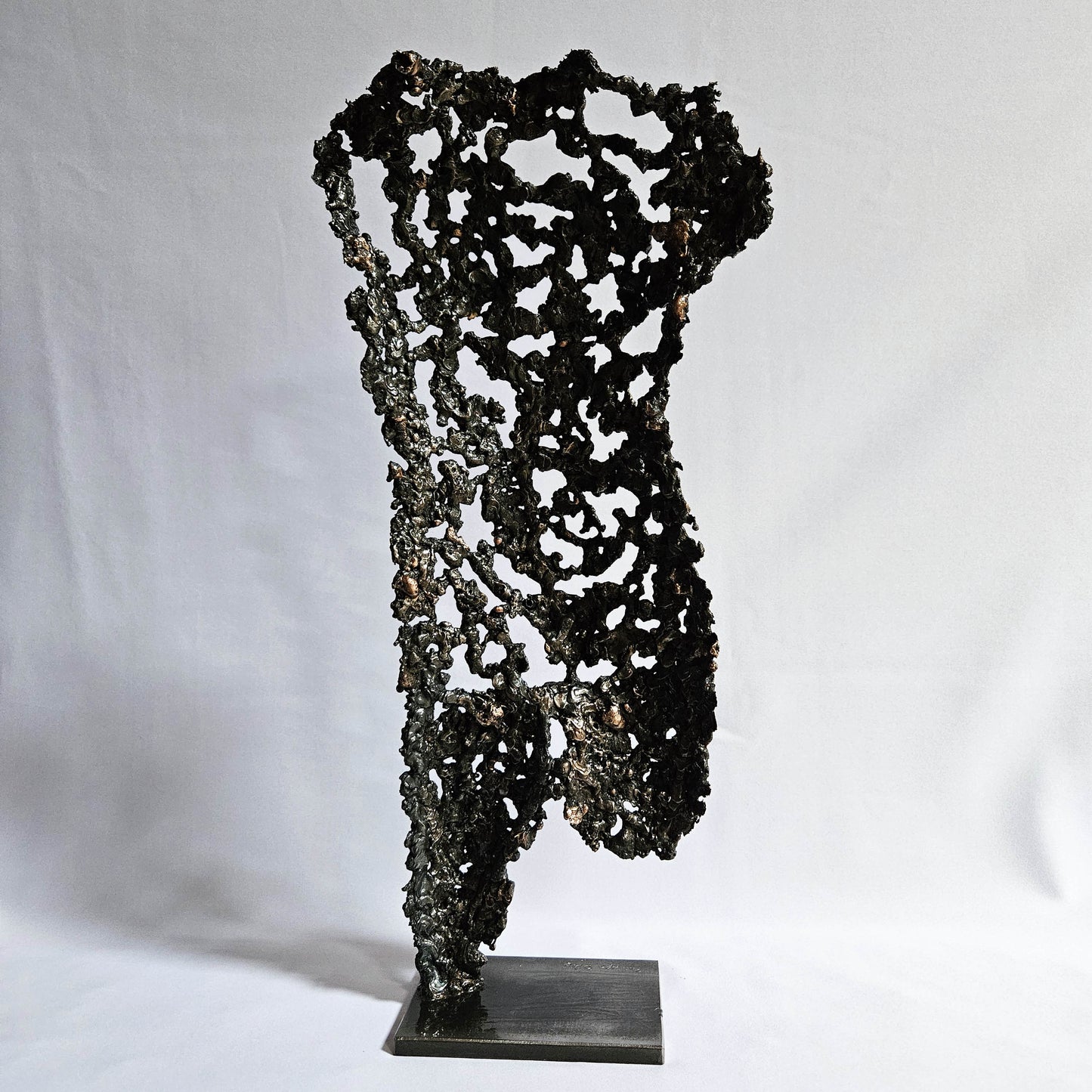 Silhouette homme en dentelle de métal sculpture contemporaine vue de dos